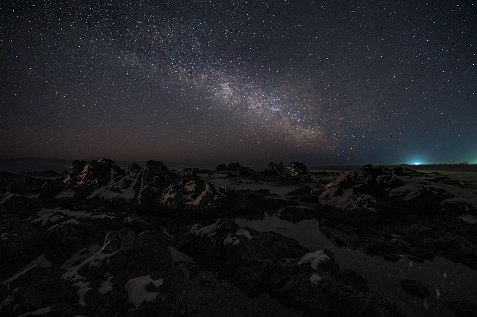 Vue impressionnante de la Voie lactée sur un paysage rocheux la nuit