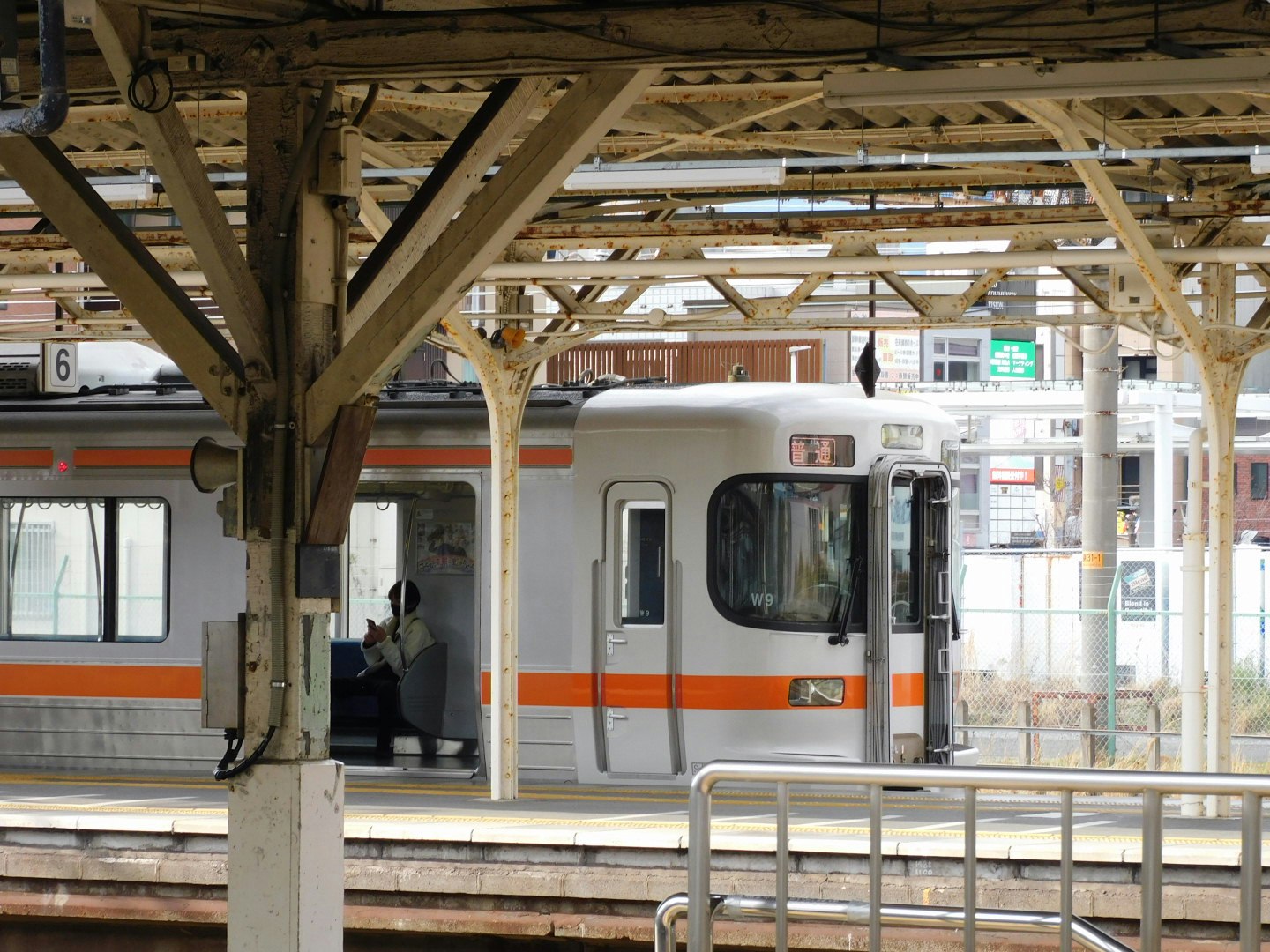 駅のホームで停車する電車の車両