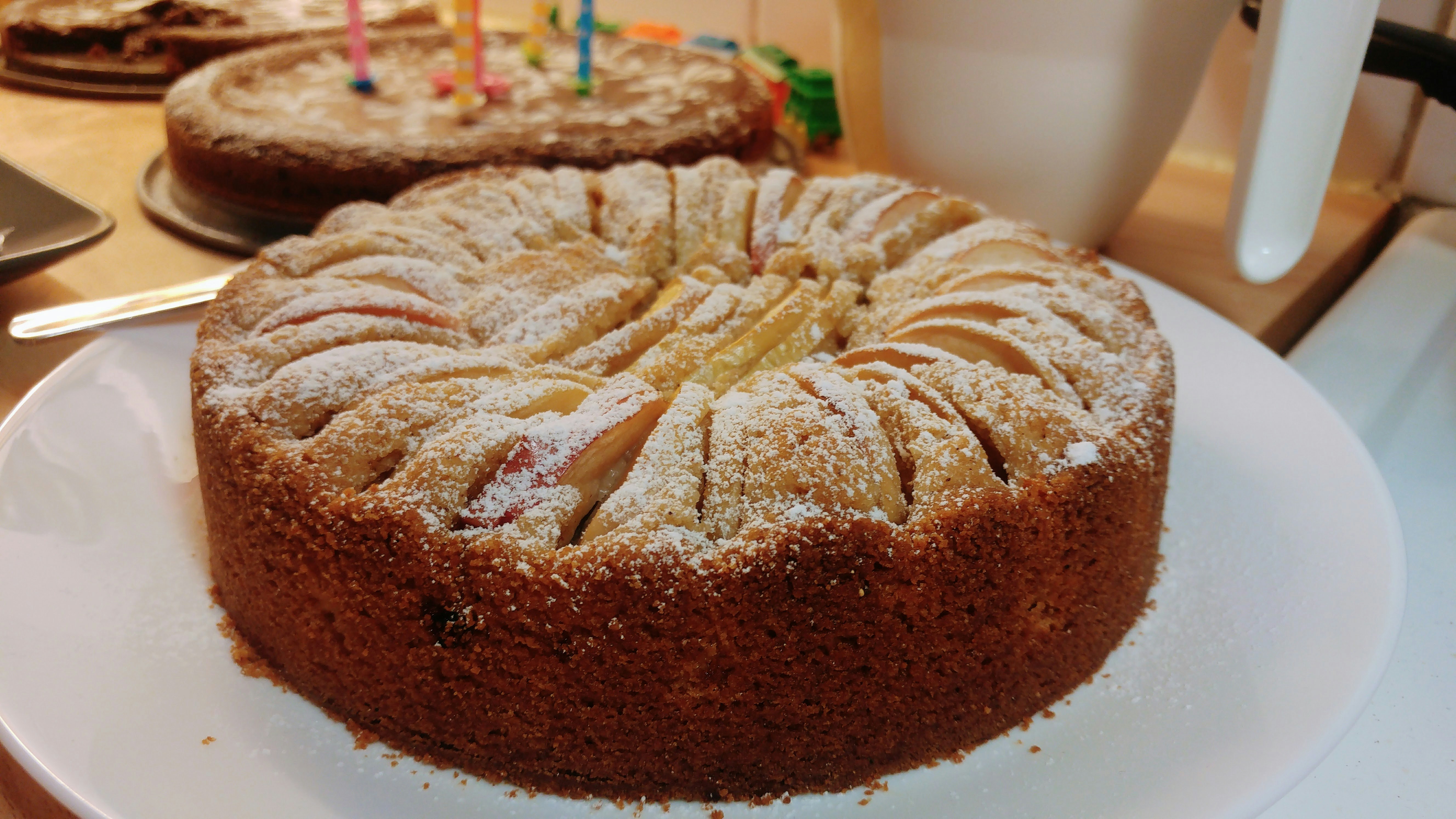 Wunderschön gestalteter Apfelkuchen mit Puderzucker