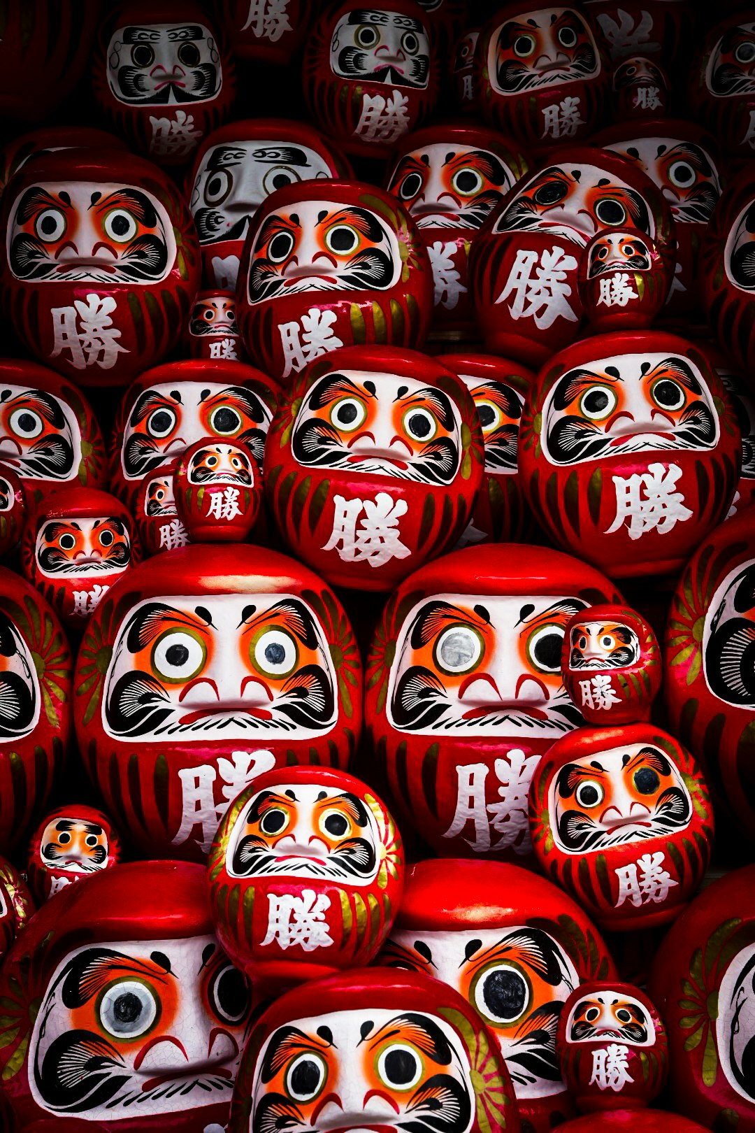 一排排红色达摩娃娃的表情脸