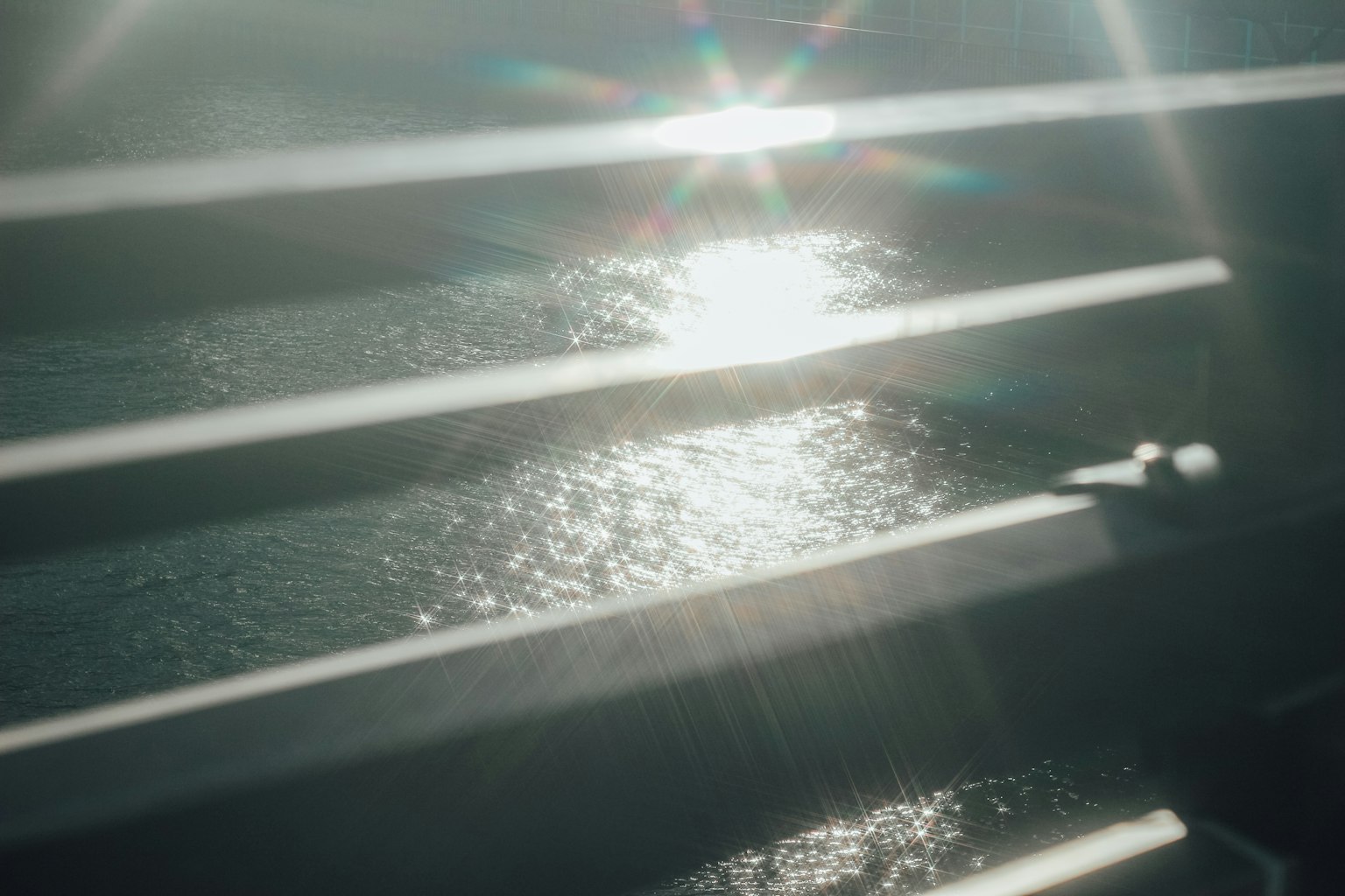 Reflets sur la surface de l'eau avec des ombres rayées