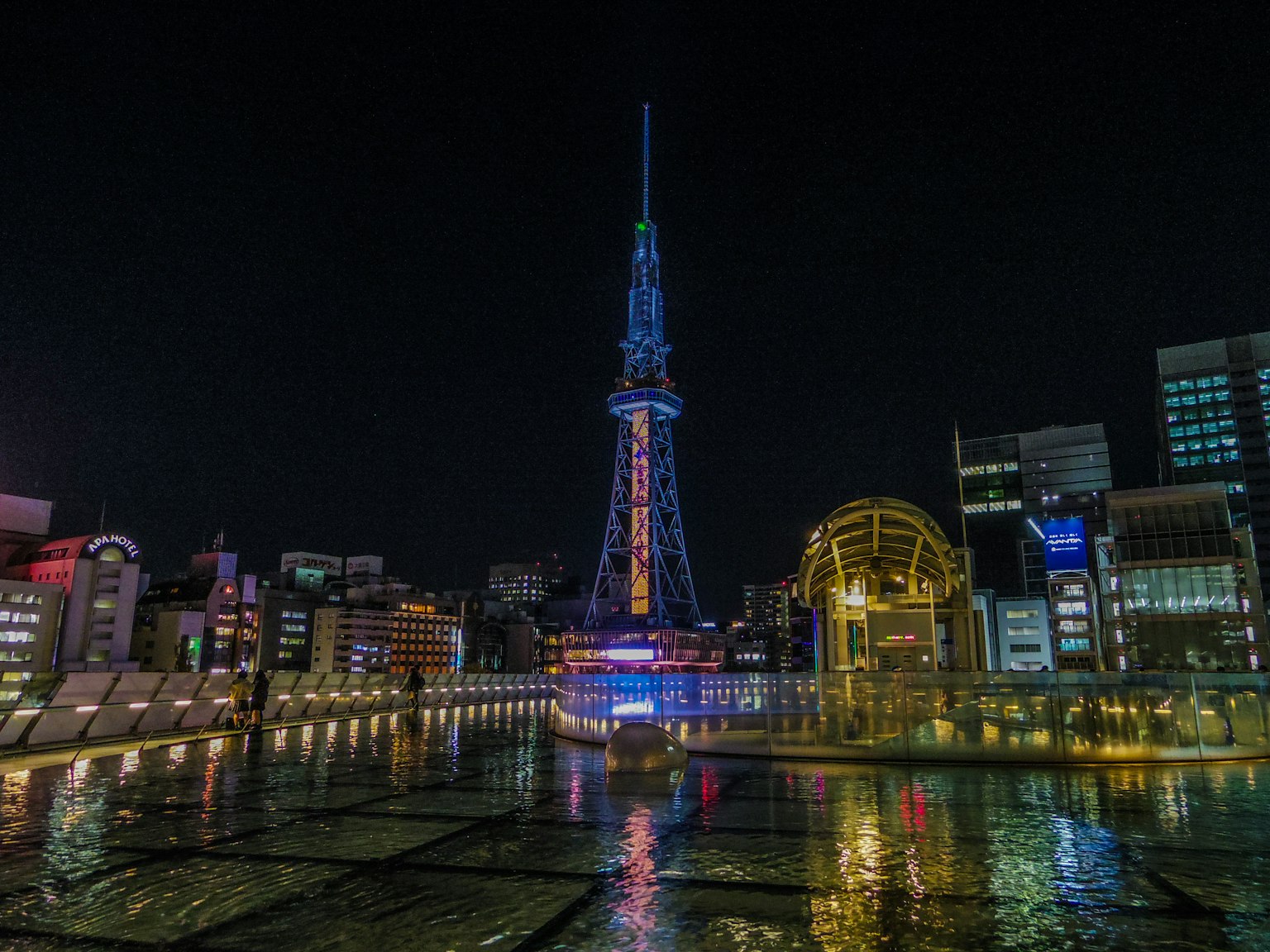 名古屋電視塔在夜間照亮與城市倒影