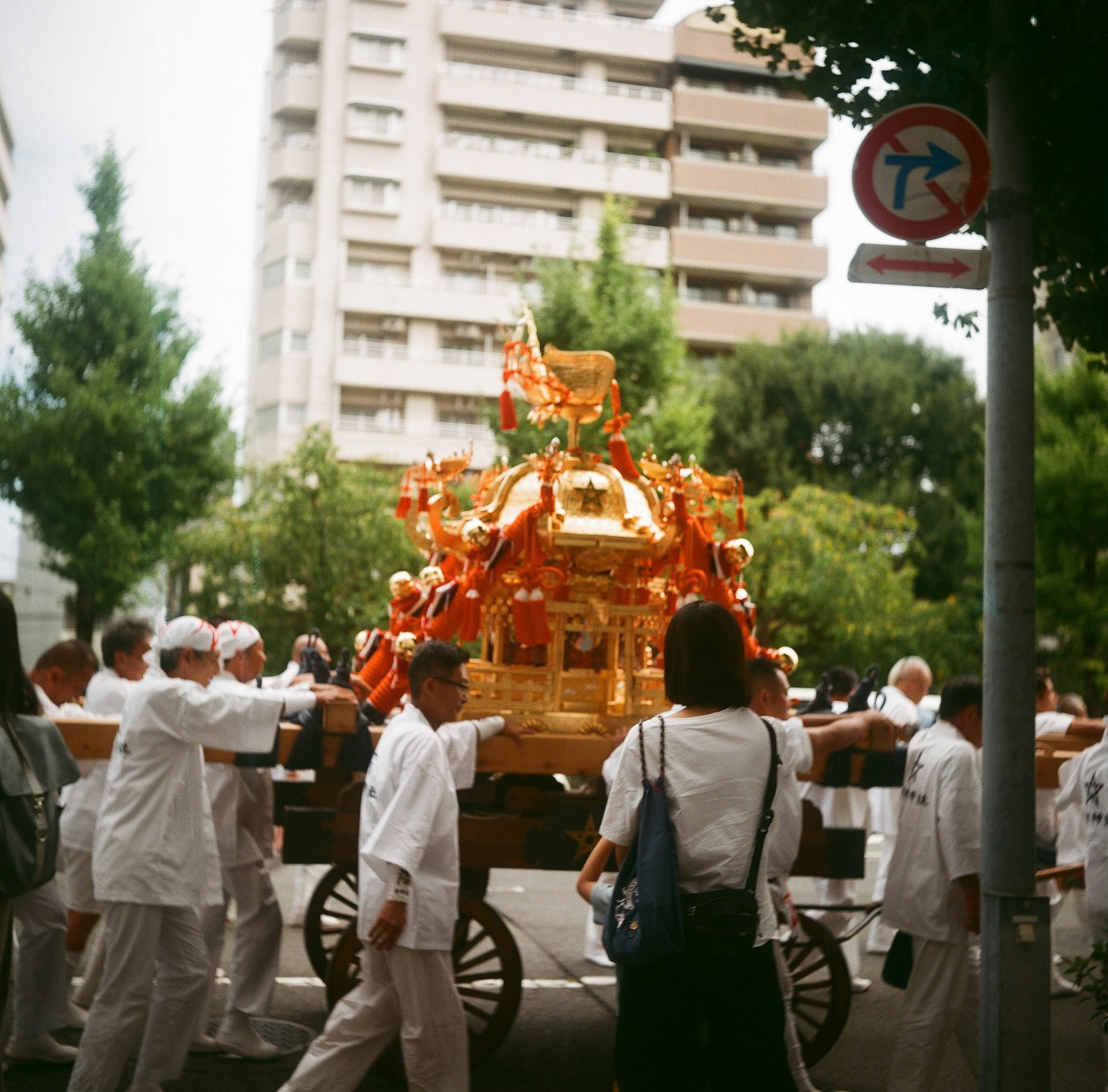 晴明祭の山車を担ぐ人々と街の屋外風景
