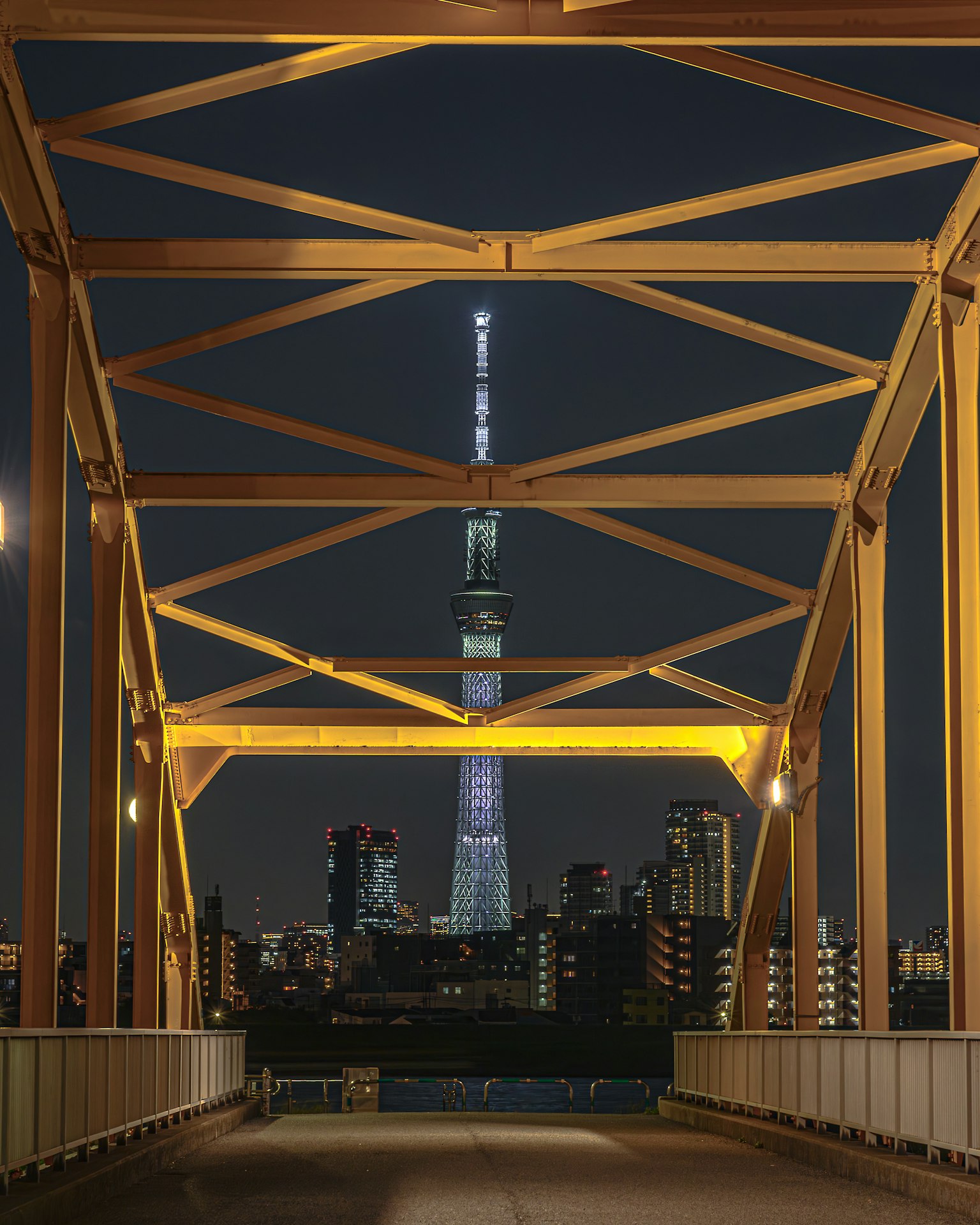 夜间东京晴空塔的黄色钢桥结构
