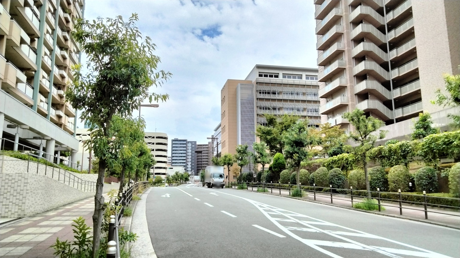 Paisaje urbano con una carretera y edificios altos