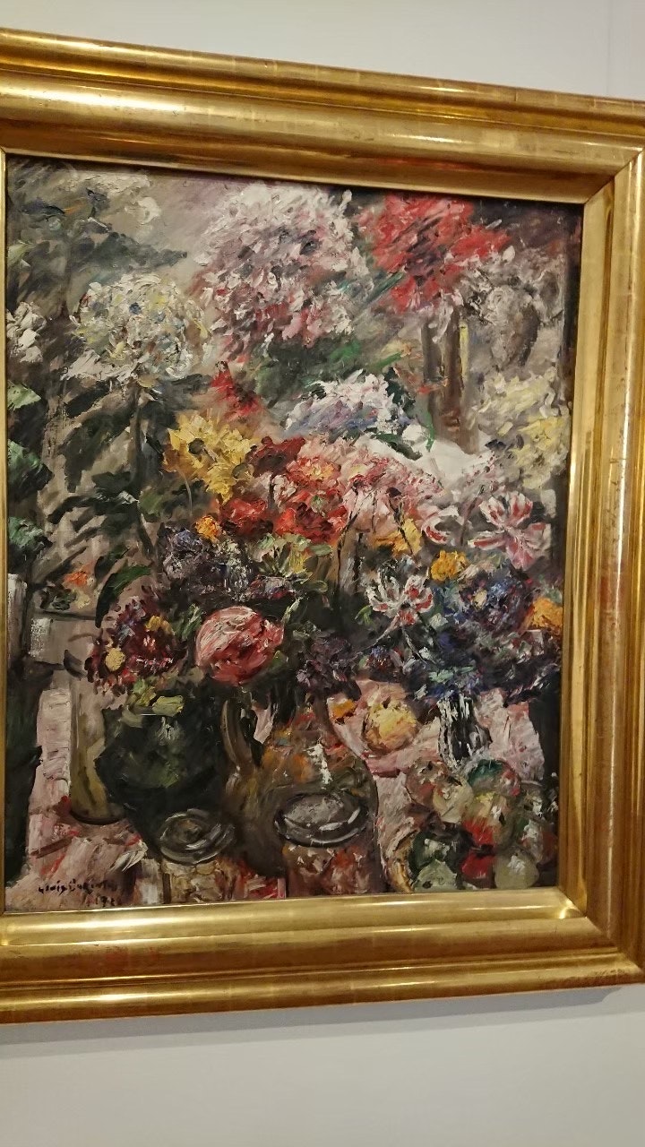 金色の額縁に収められた花の絵画