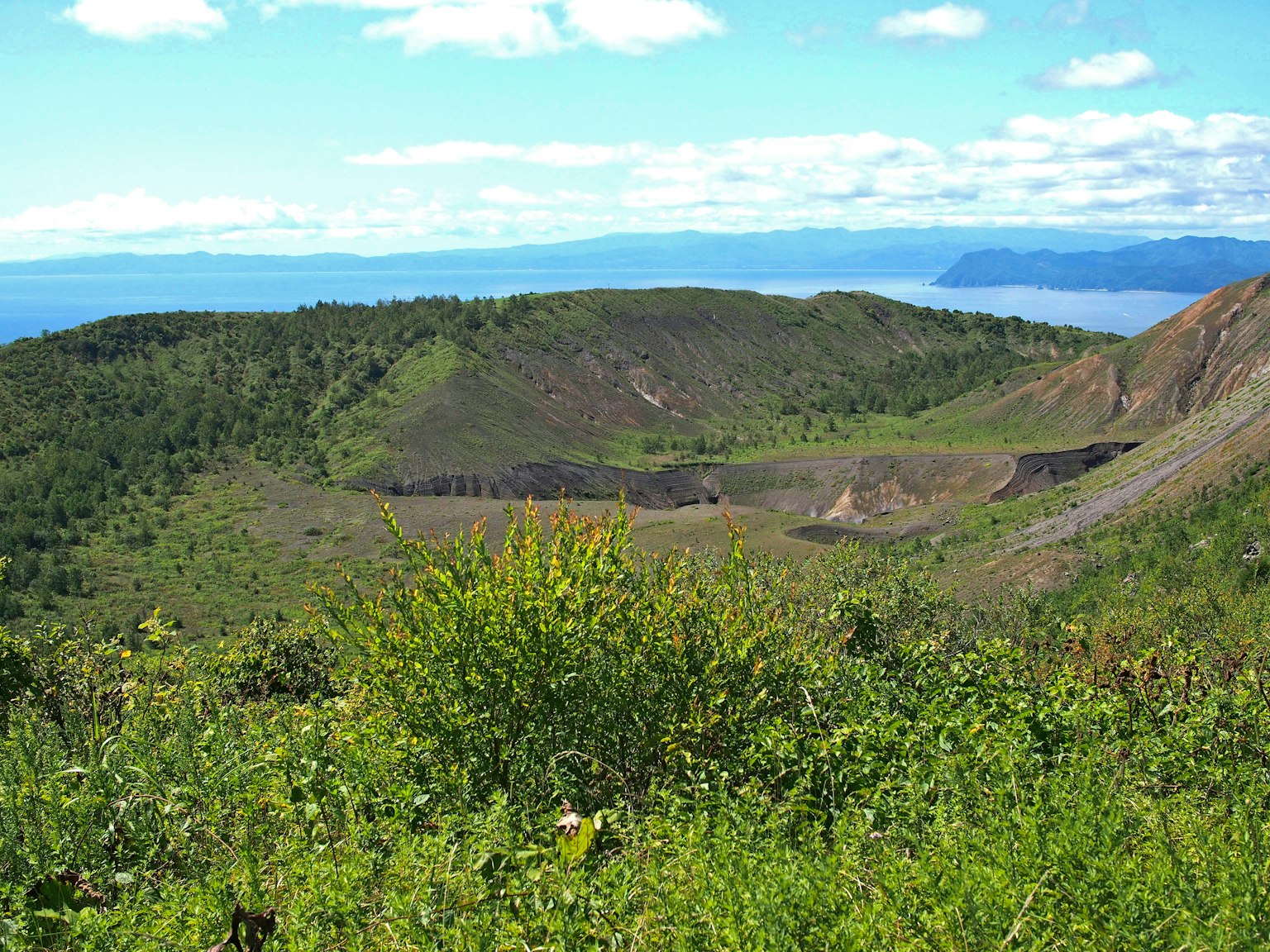 郁郁蔥蔥的綠意與火山口的景觀