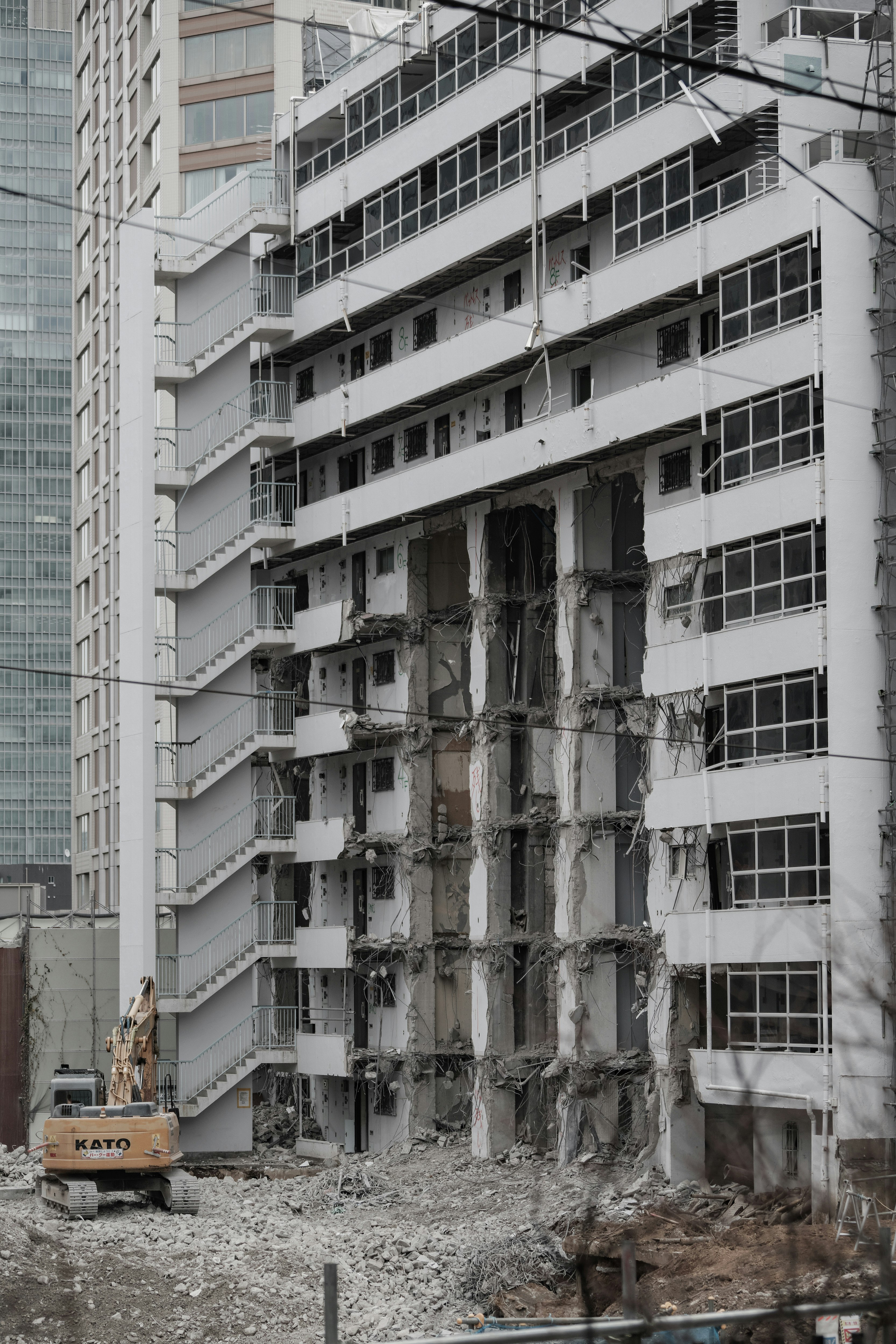 解体中の高層マンションの外壁と足場