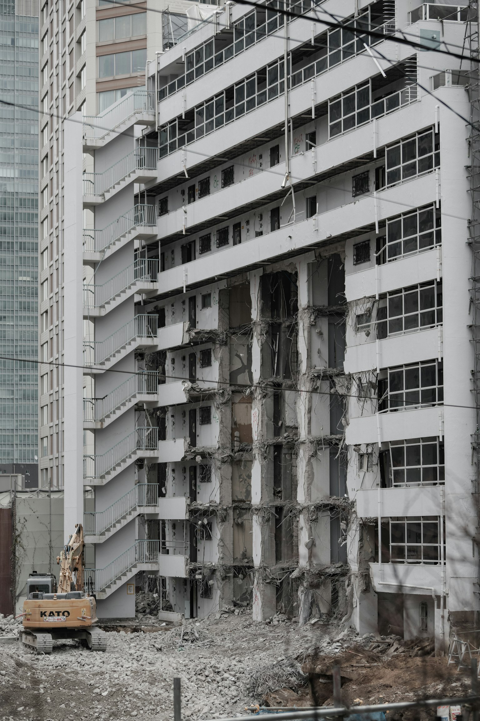 Vue extérieure d'un bâtiment en démolition avec des débris environnants