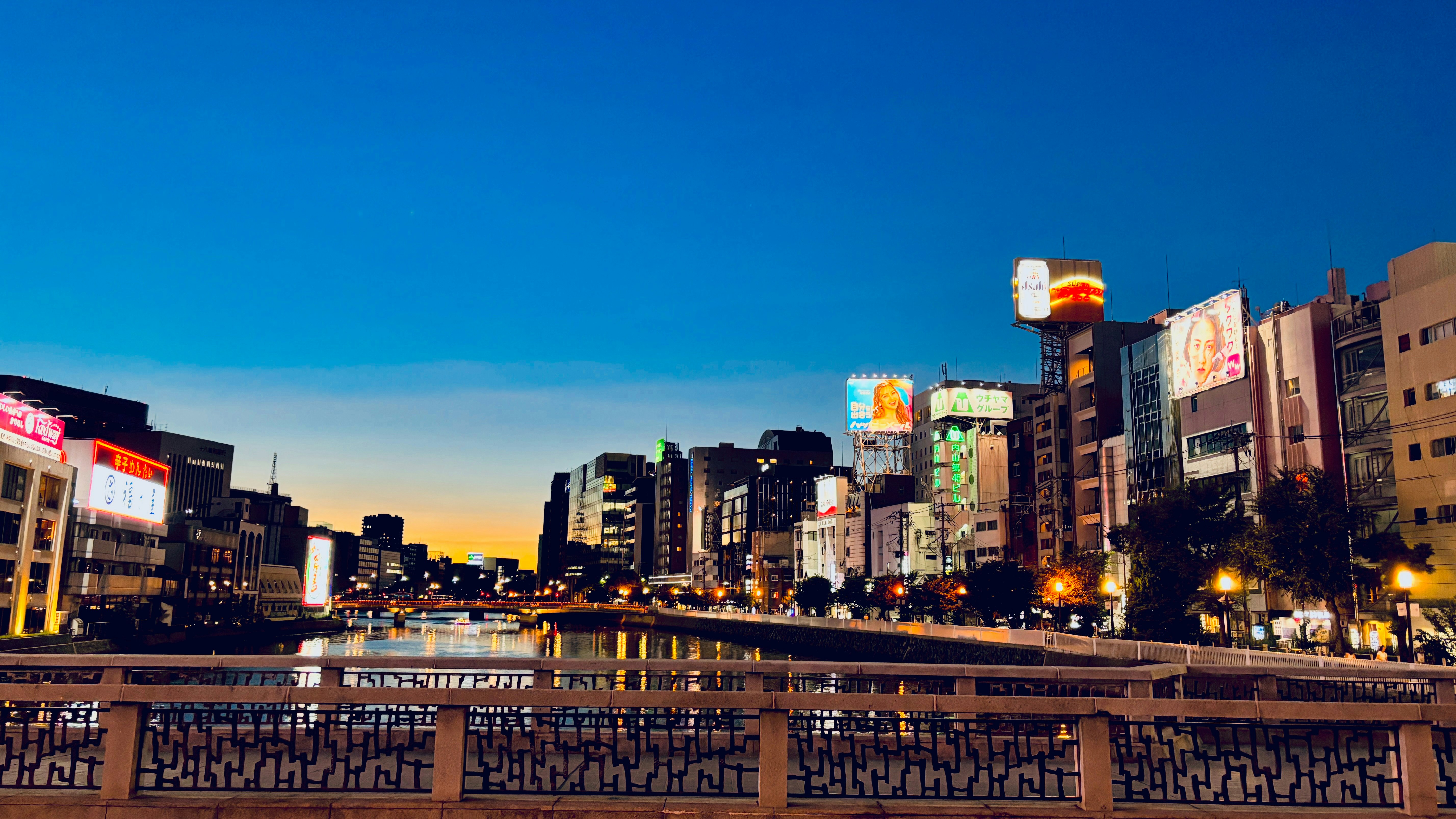 博多中州の夜景を見下ろす高層ビル群と街のネオン画像