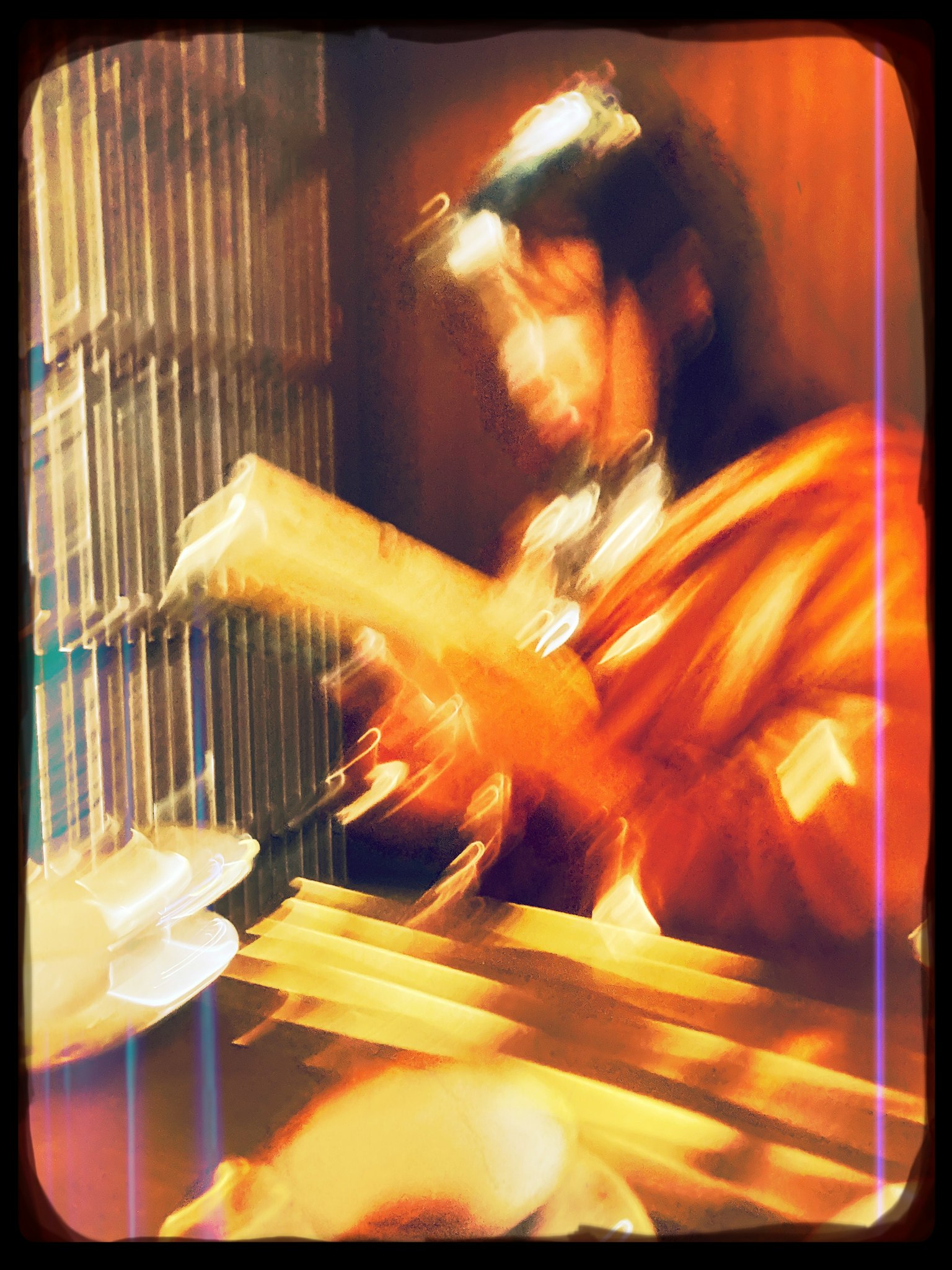 Una mujer con ropa tradicional tocando un instrumento musical con un fondo borroso
