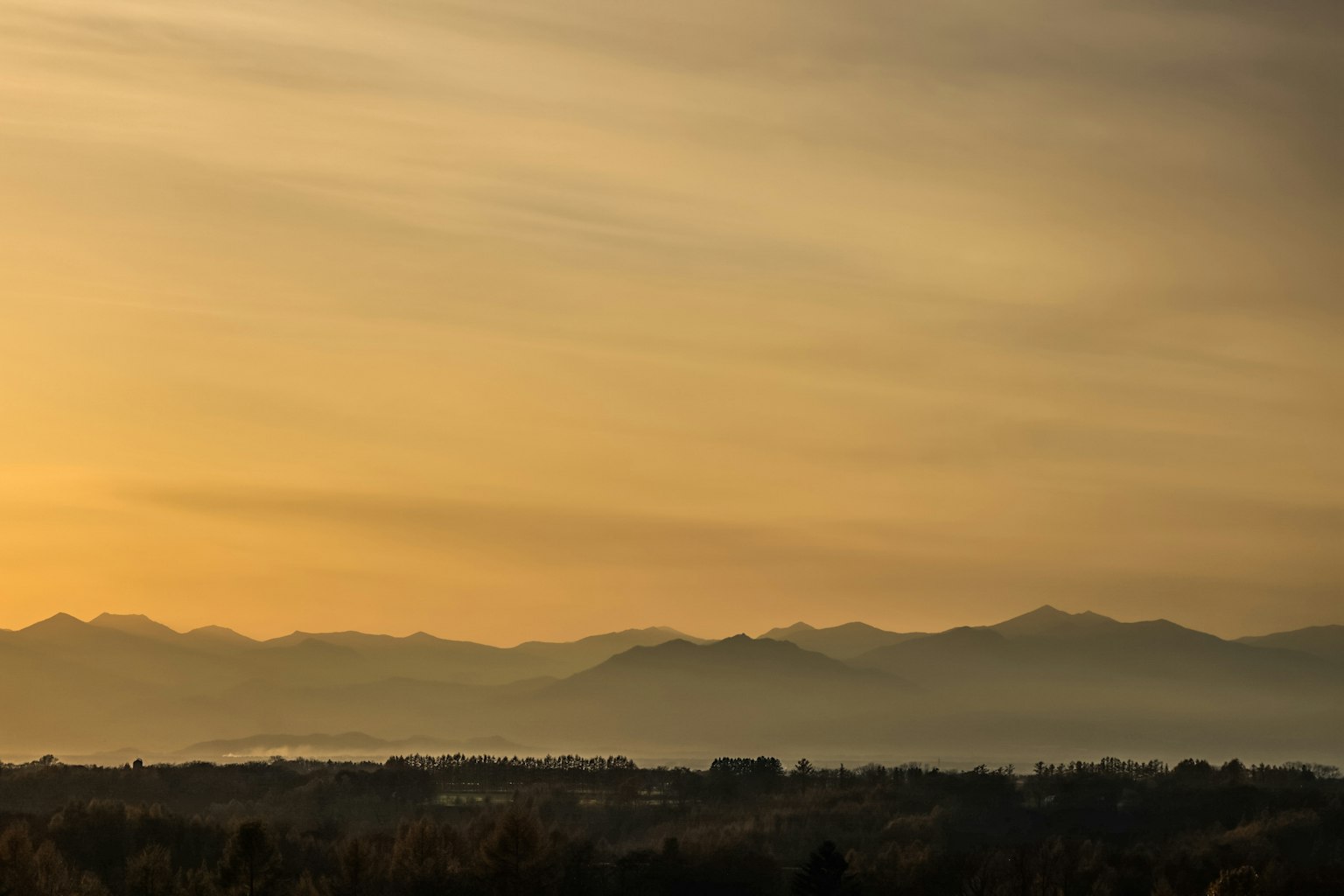 Silhouette di montagne contro un cielo al tramonto