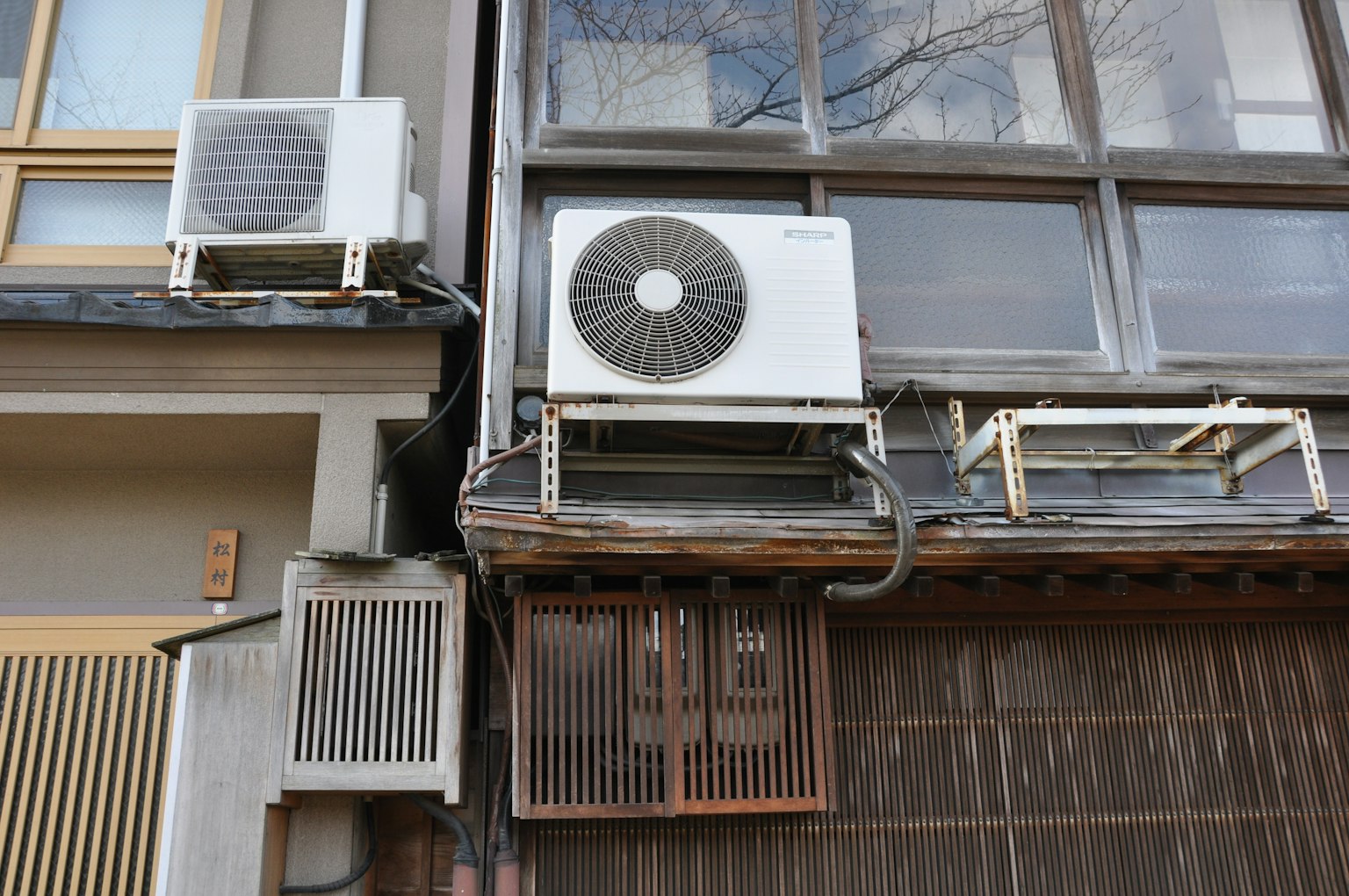 Mur extérieur d'un bâtiment japonais avec plusieurs unités de climatisation