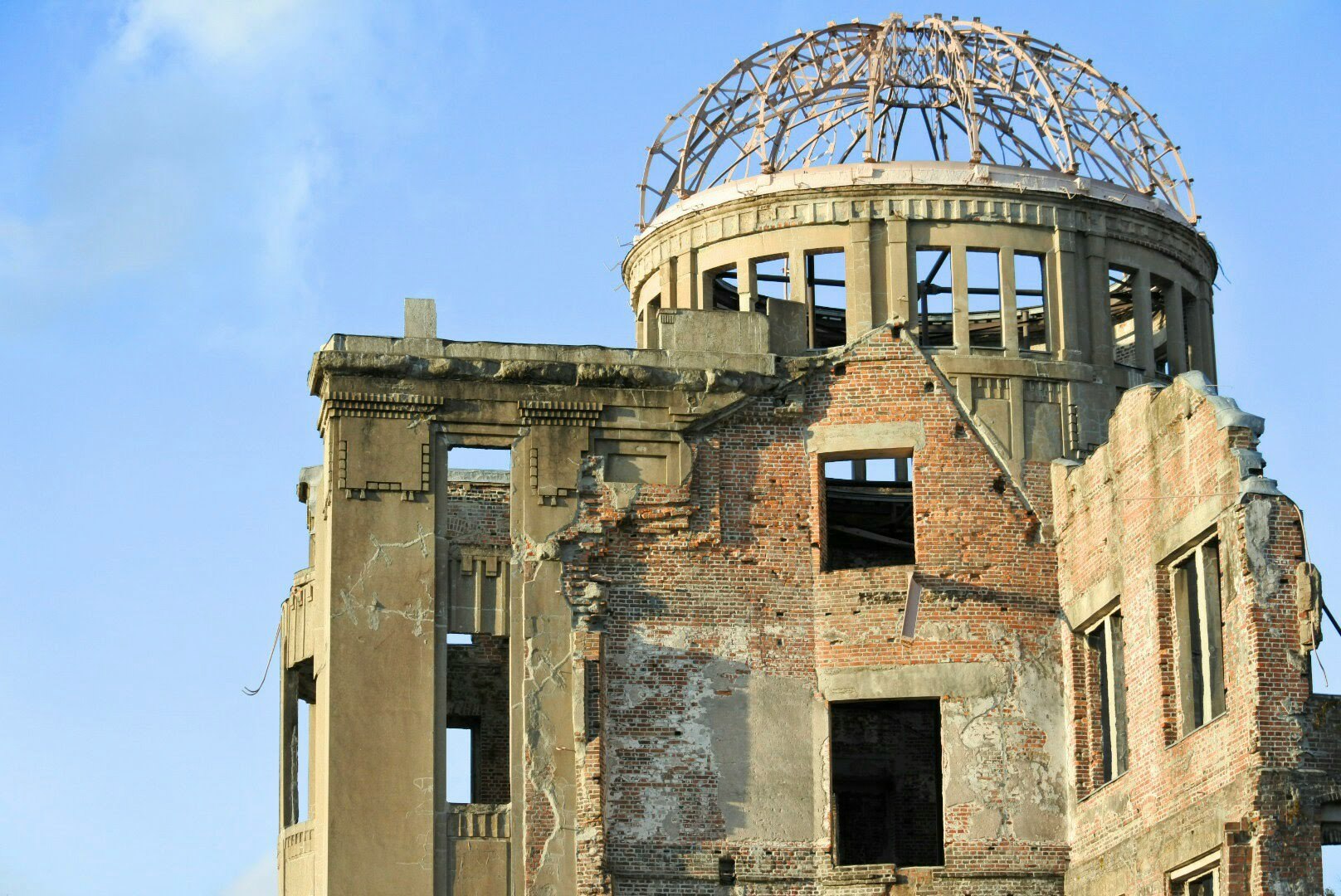 bâtiment en ruines du dôme de la bombe atomique sous un ciel bleu