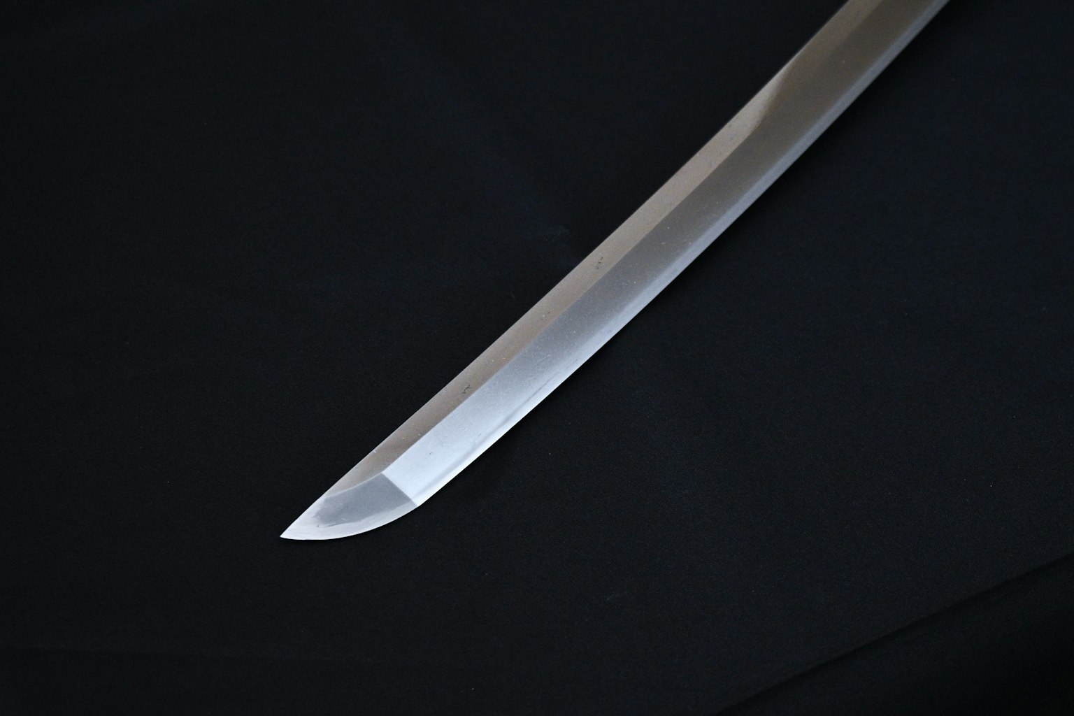 검은 배경 위에 놓인 날카로운 칼날의 일부