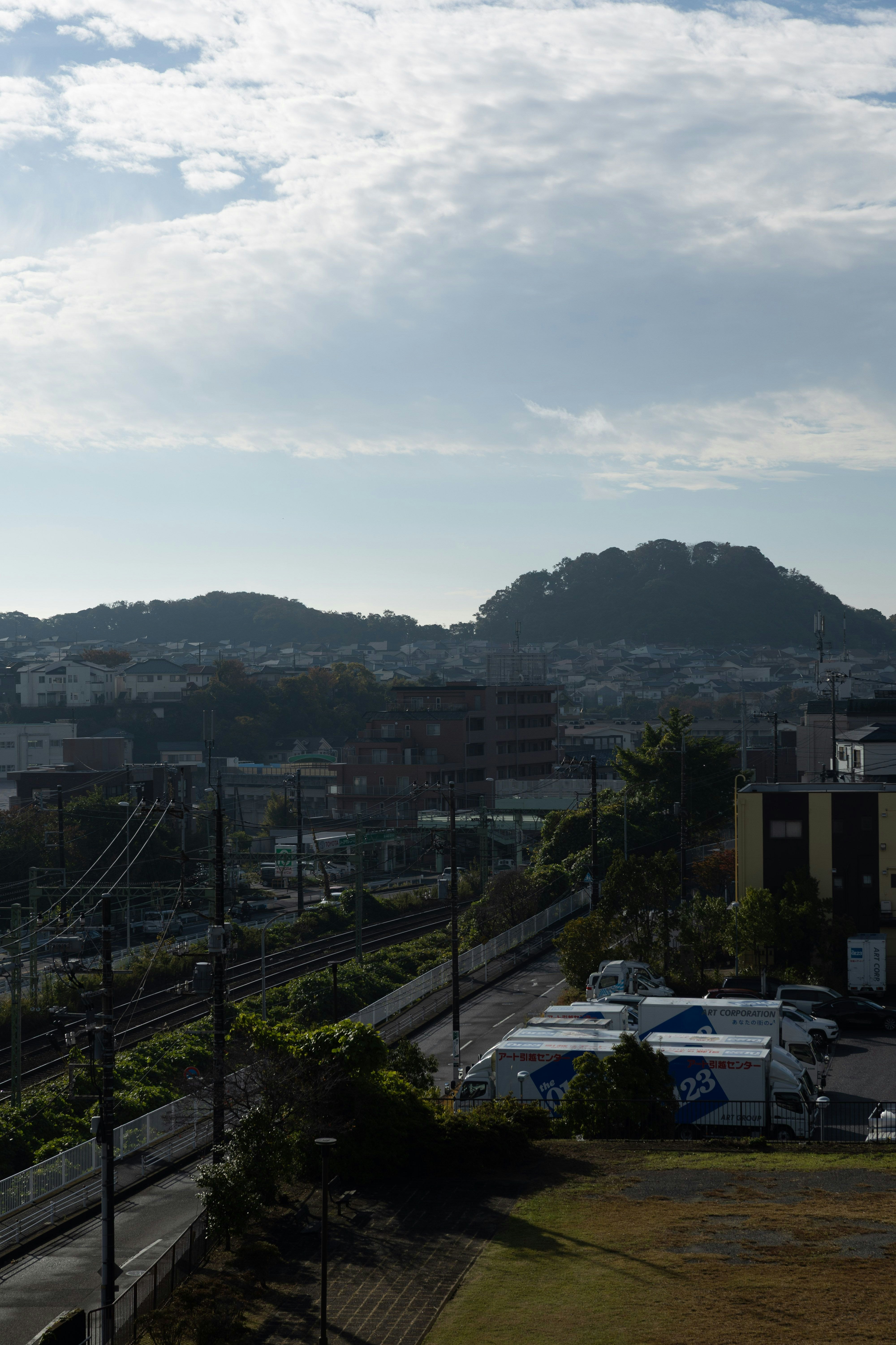 丘陵と住宅街を見下ろす都市の眺望