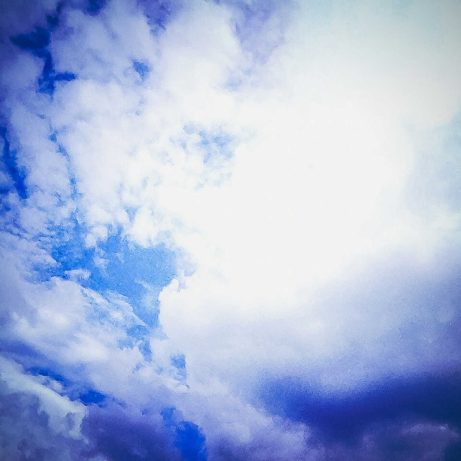Un paesaggio con cielo blu e nuvole bianche