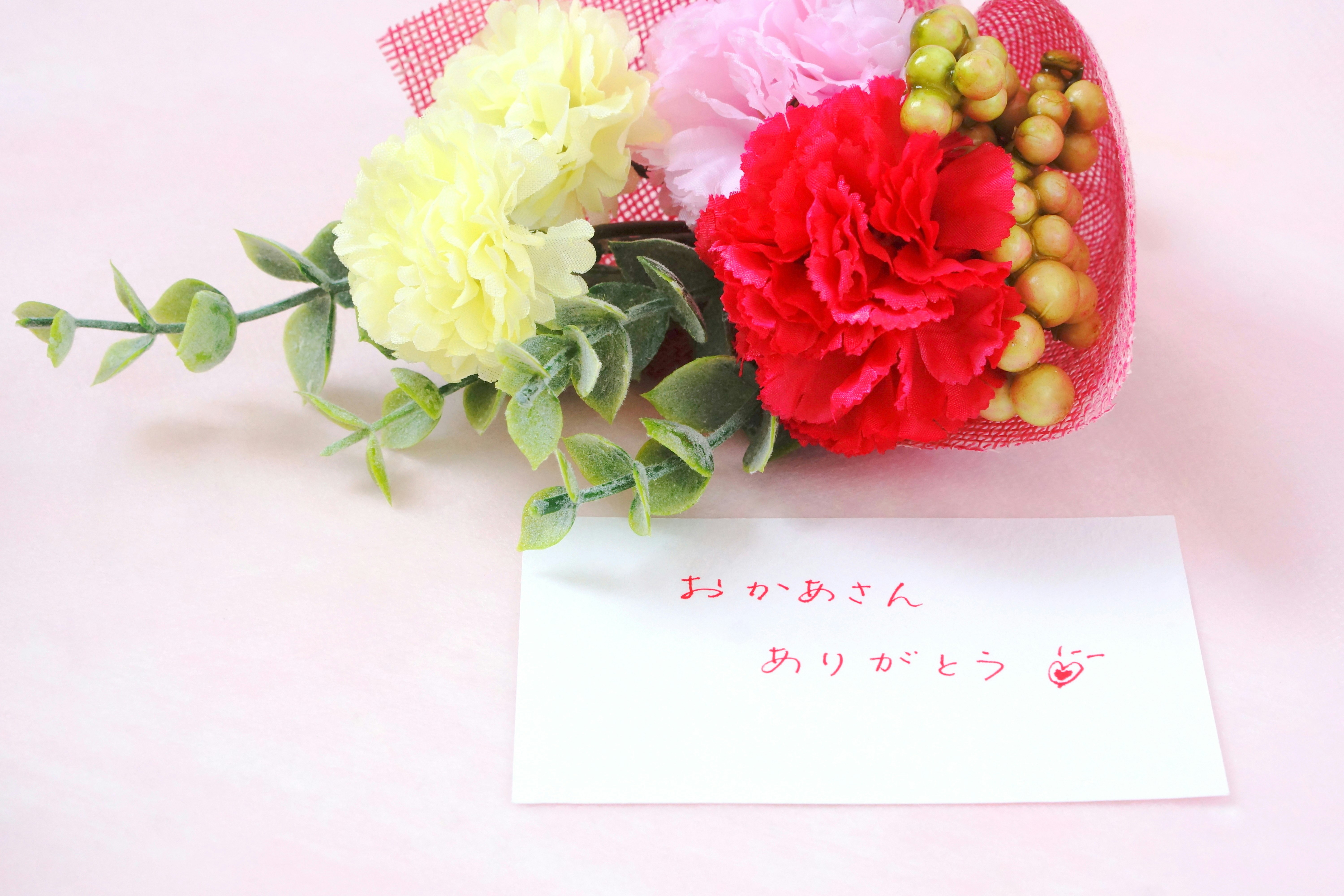 花束とメッセージカードのあるギフトの静物