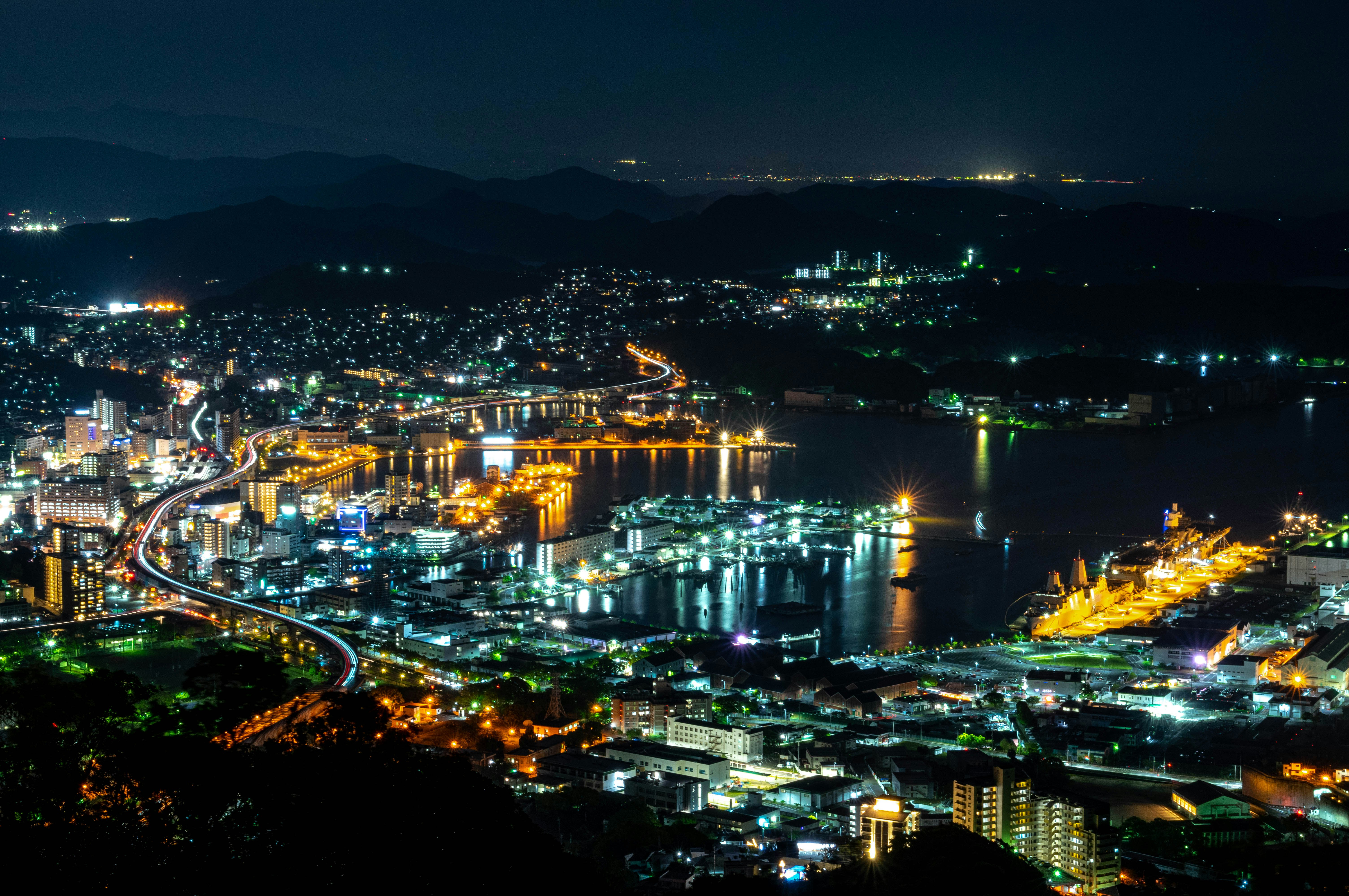 夜晚的港口城市天際線，河岸燈光閃耀
