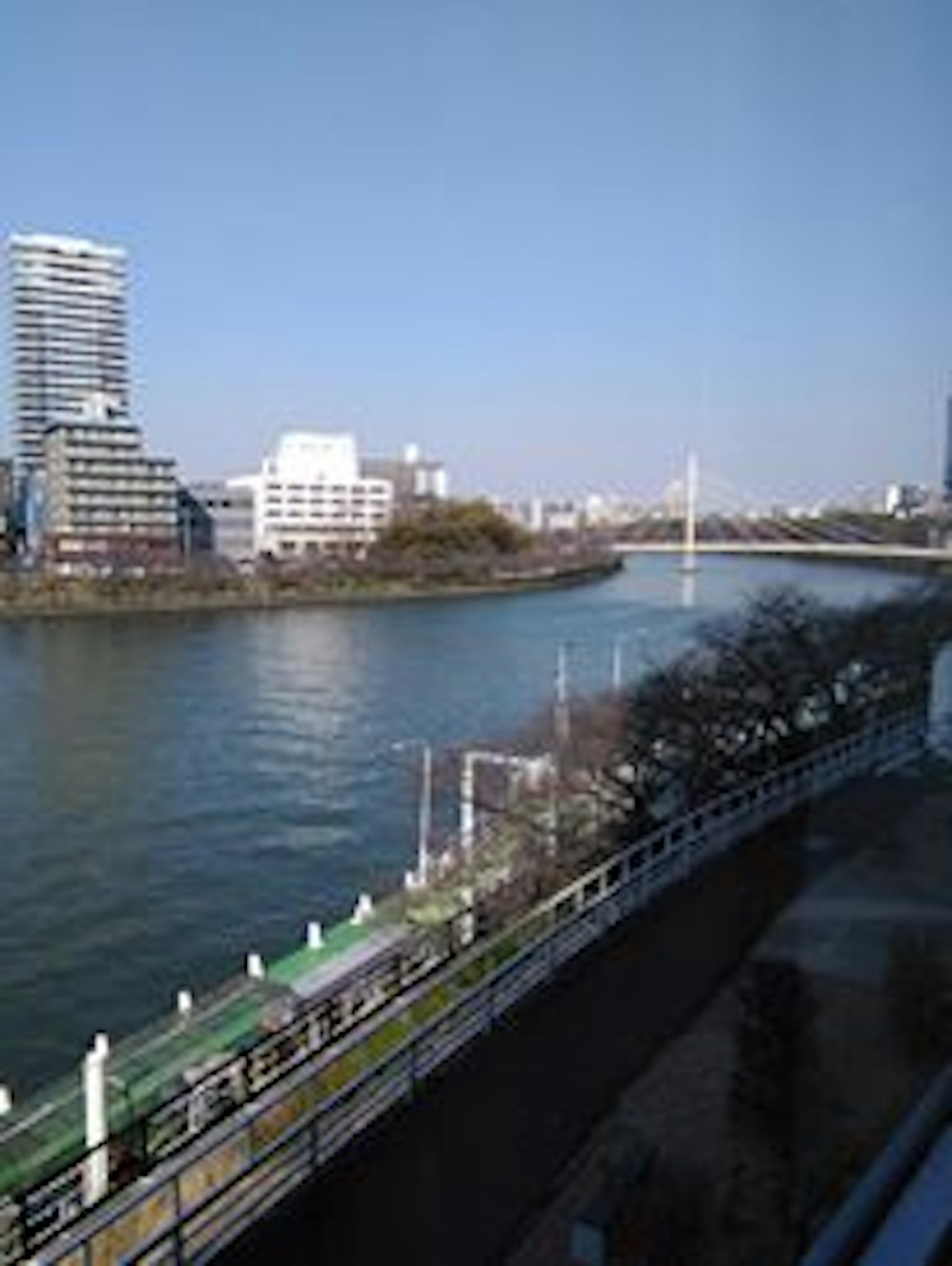 藍天和河流的風景 高樓大廈和橋樑