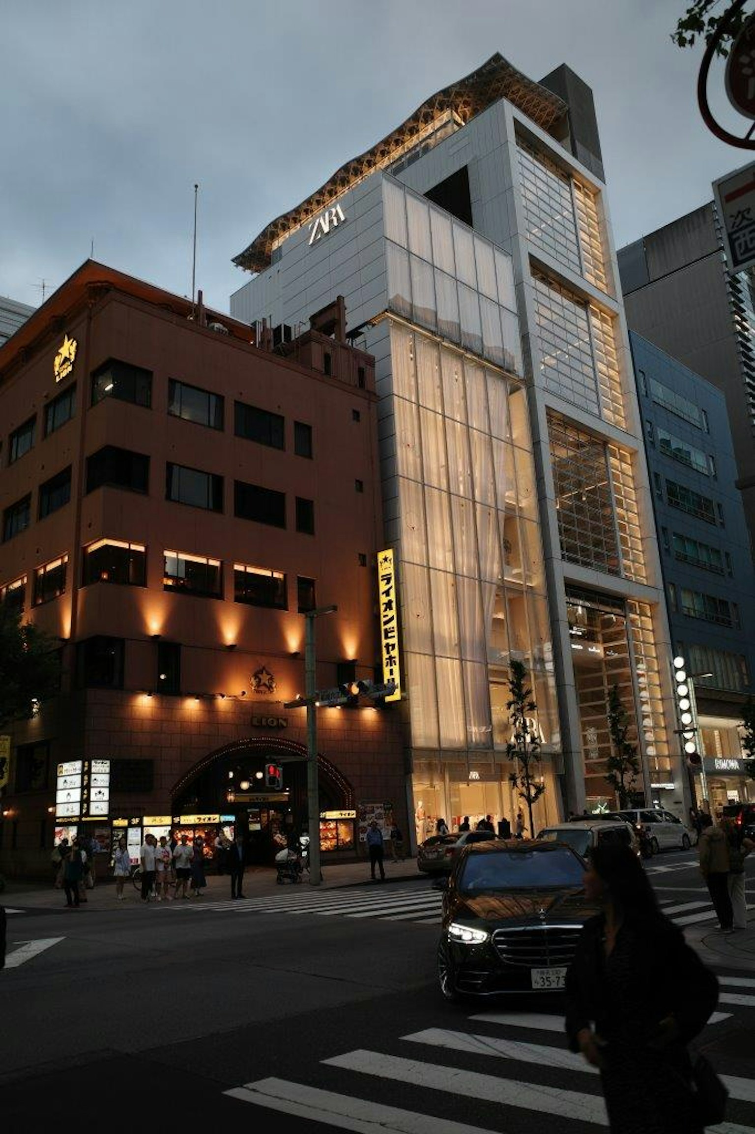 城市景观，现代建筑与传统建筑并存