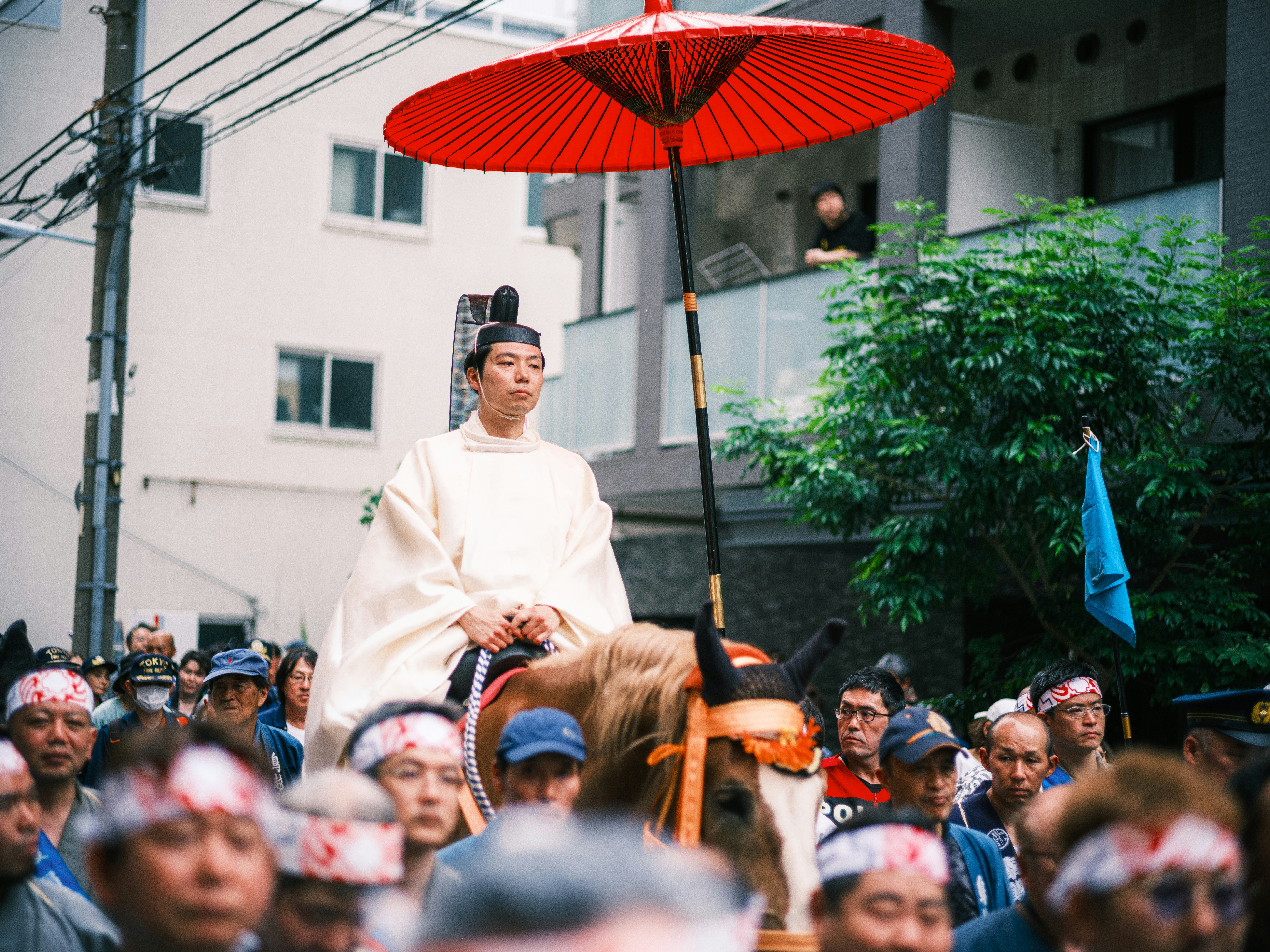 紅色雨傘下的慶典隊伍