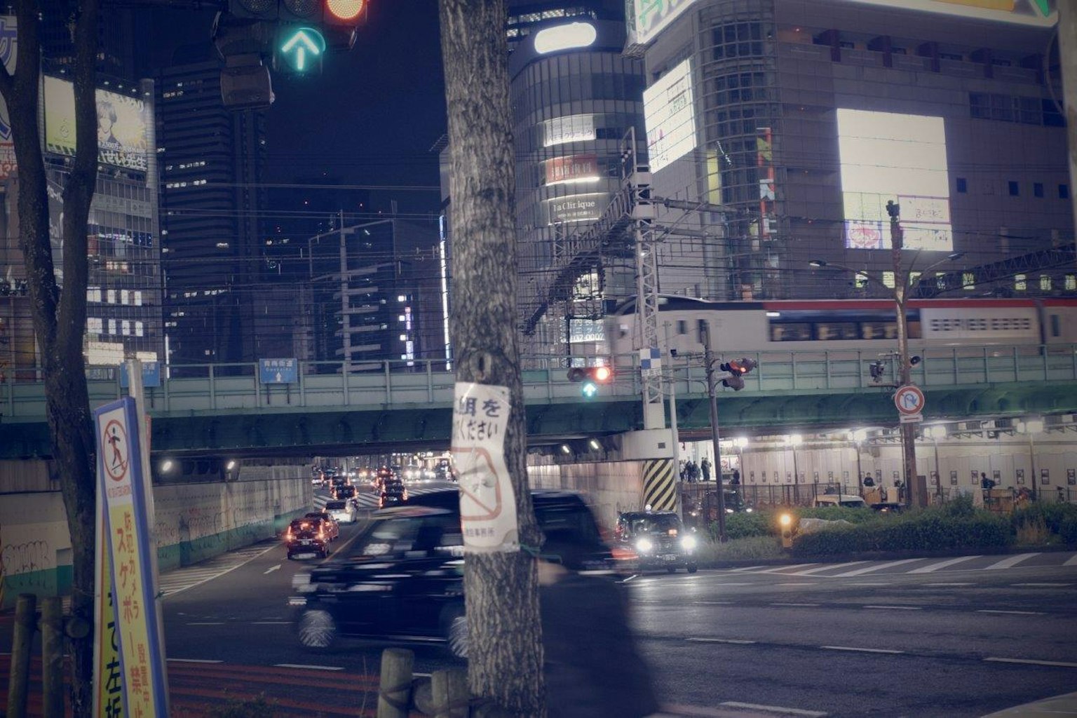 夜间城市风景，包含交通信号灯和行驶中的汽车