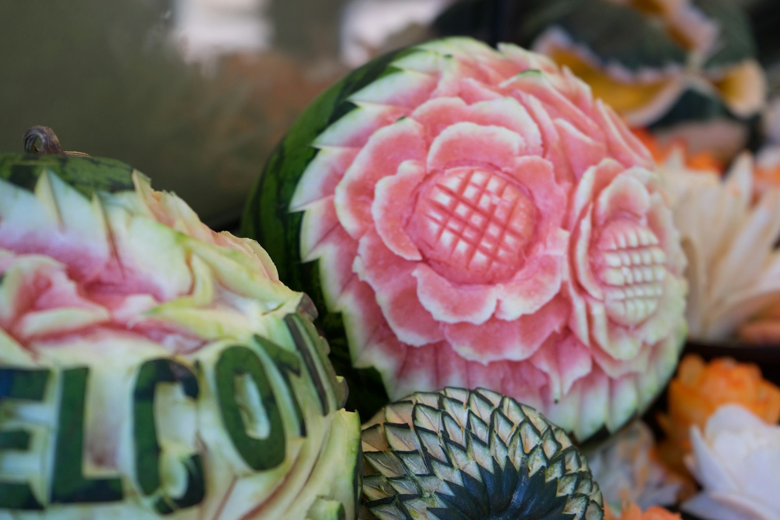 Bellissima scultura di frutta con disegni floreali intricati scolpiti in angurie