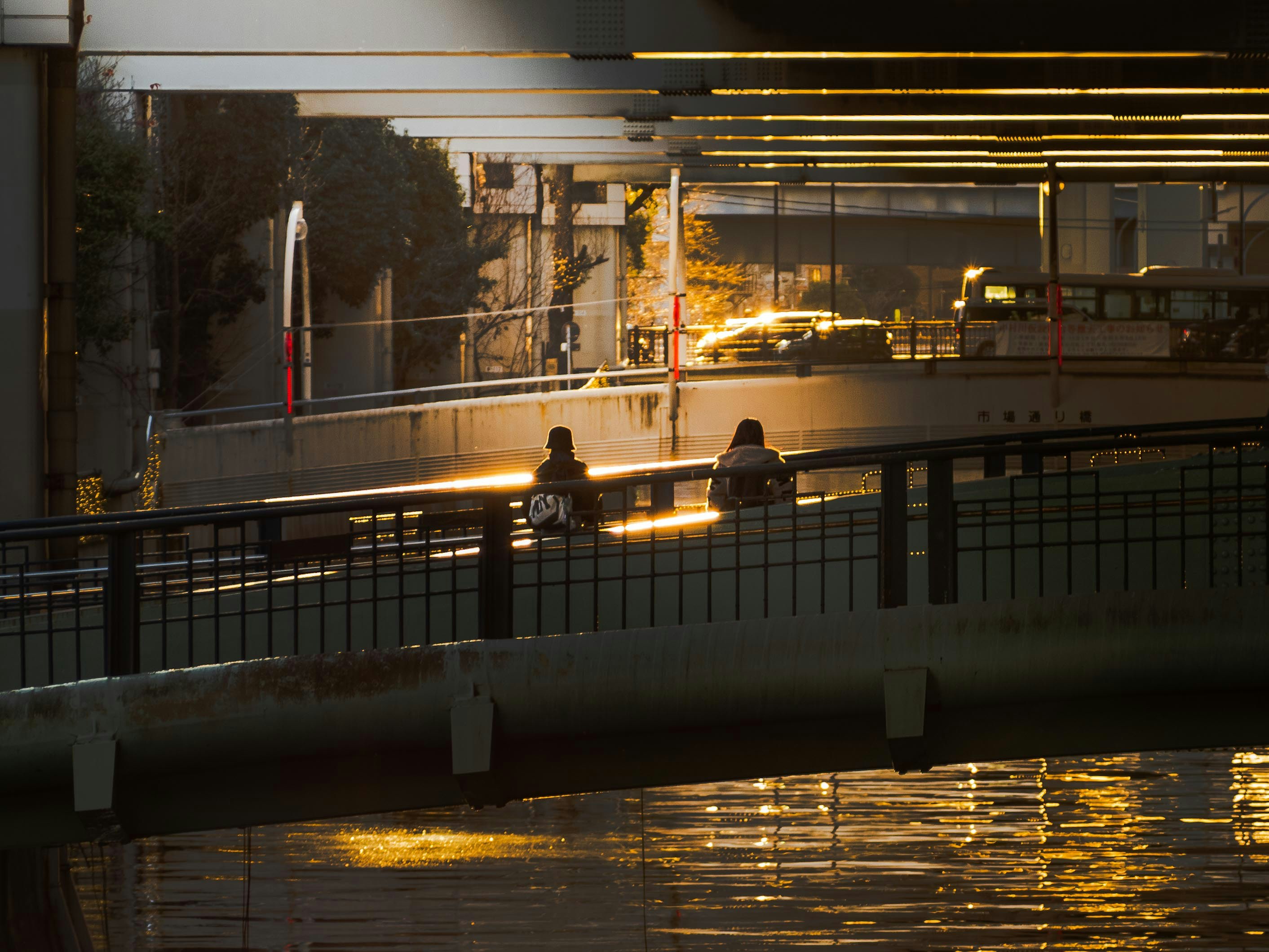 passaggio urbano al crepuscolo con pedoni in silhouette e scie luminose