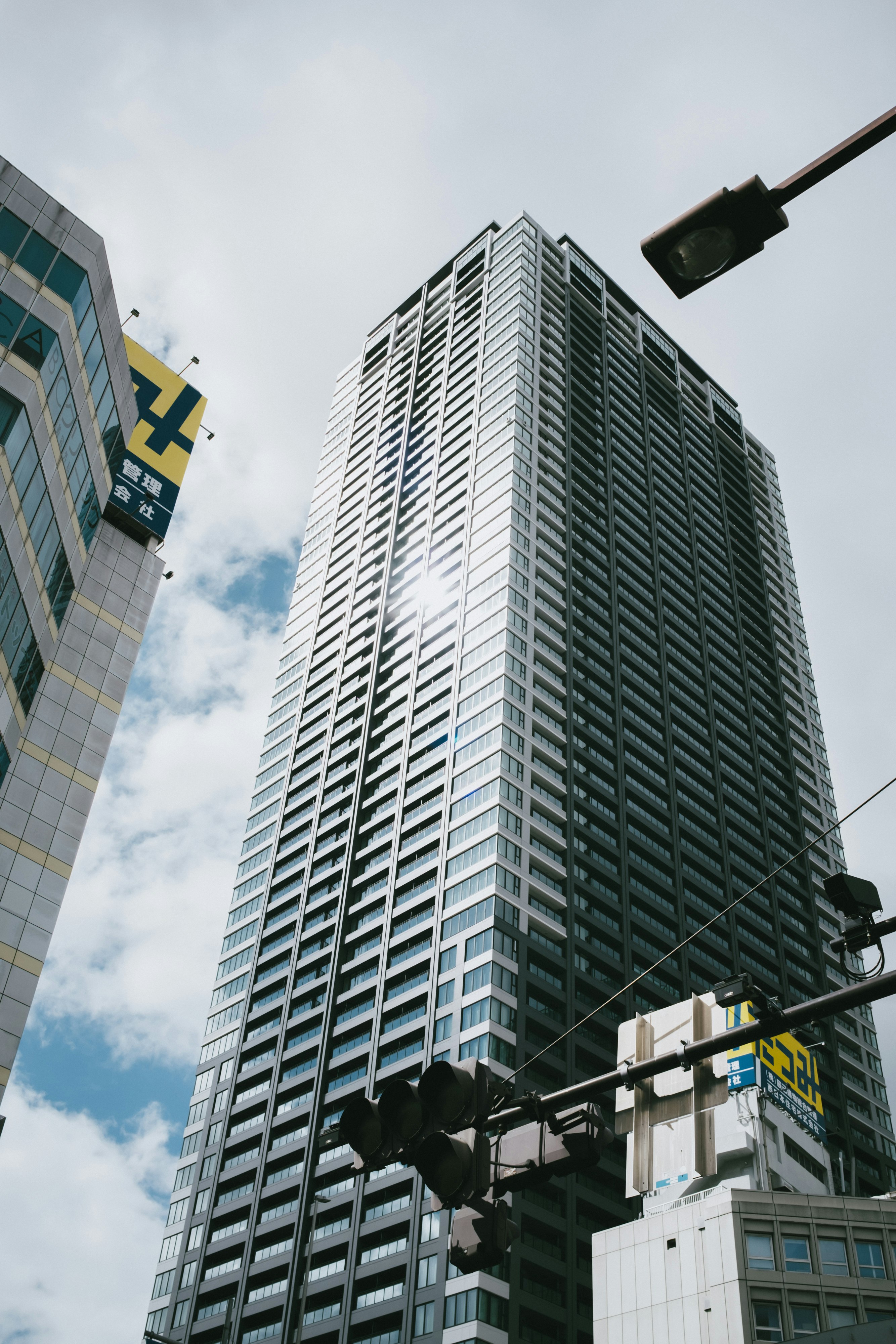 intersección urbana con rascacielos