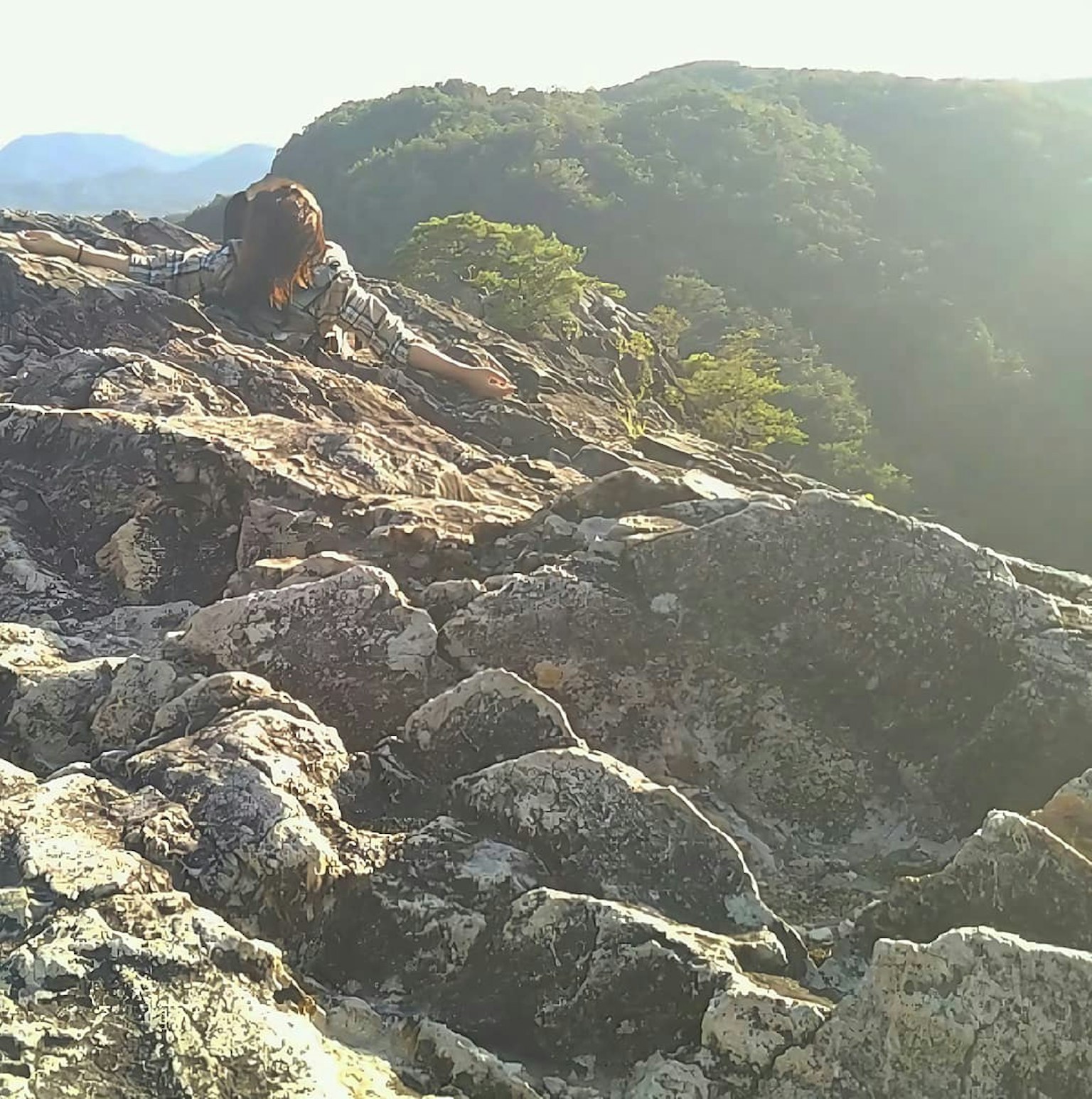 岩石地形上的攀登者与壮丽的山景