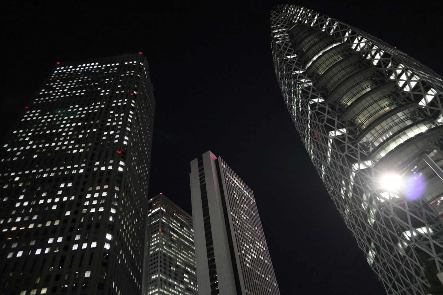 Paisaje urbano nocturno con rascacielos que muestran el horizonte de Tokio