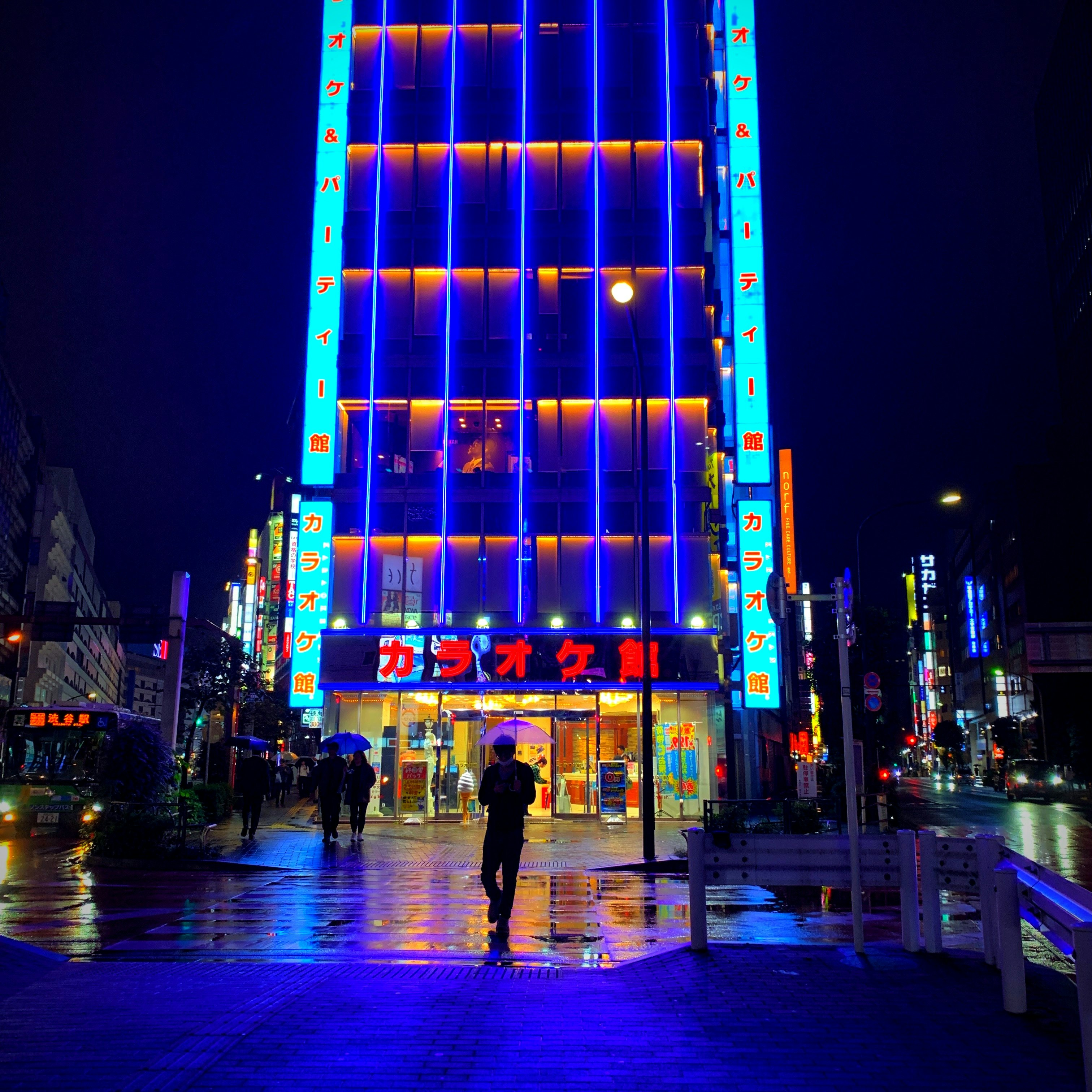 scène de rue nocturne à Tokyo avec enseignes néon et vitrines image