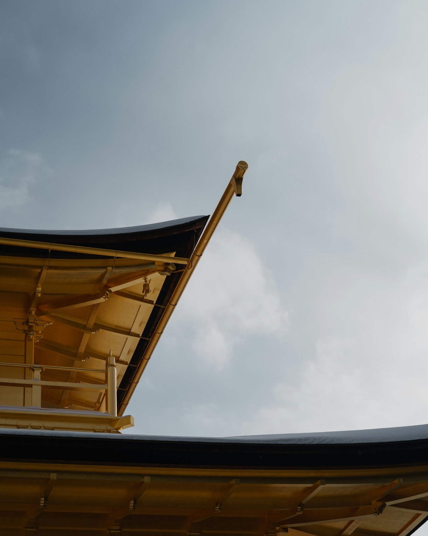 金閣寺の屋根と空の見上げ構図