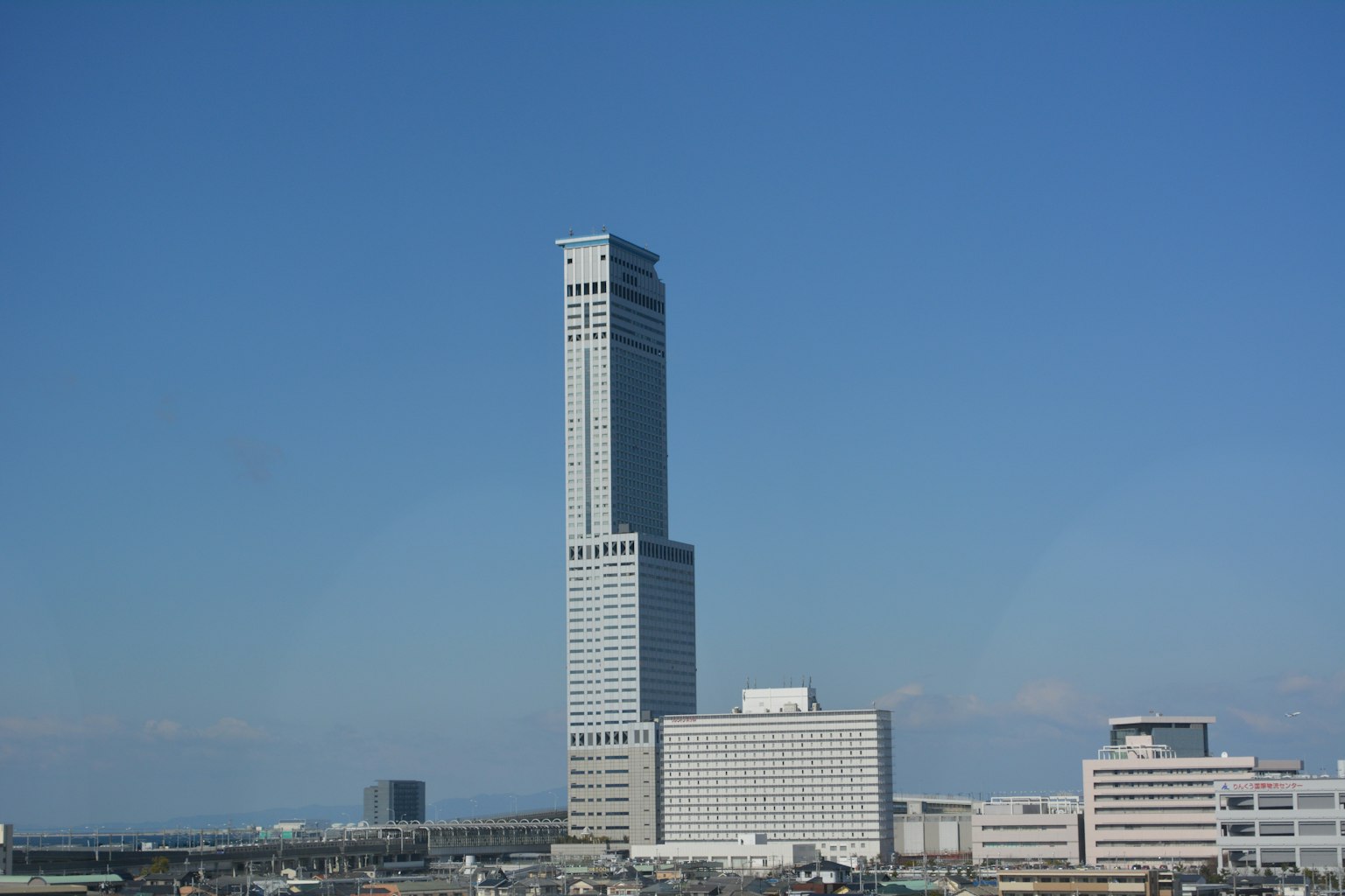 高樓大廈與晴朗藍天