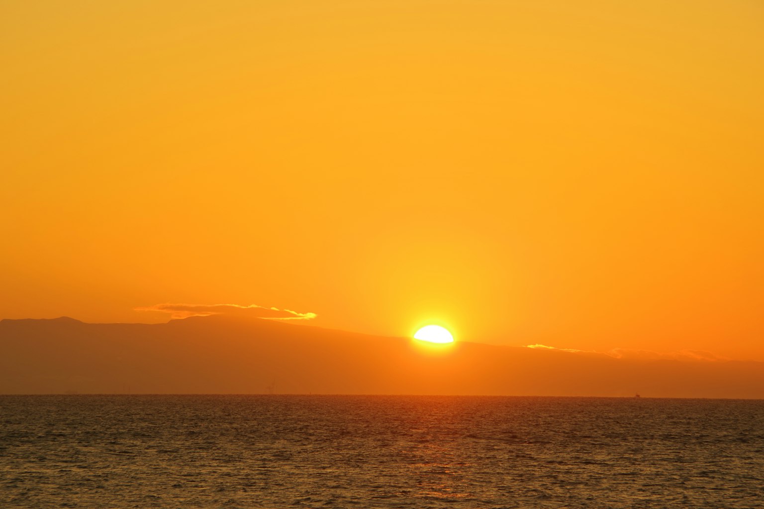 海洋上空的橙色天空中的日落