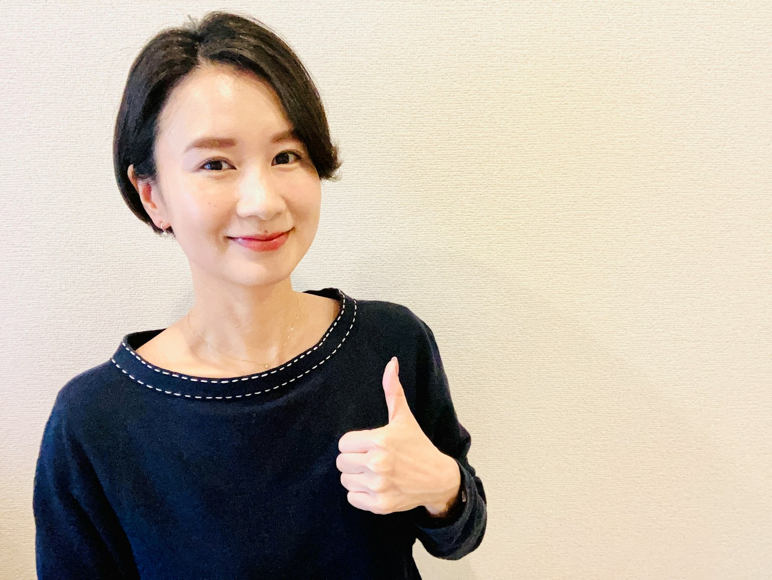 一位短髮女性豎起大拇指