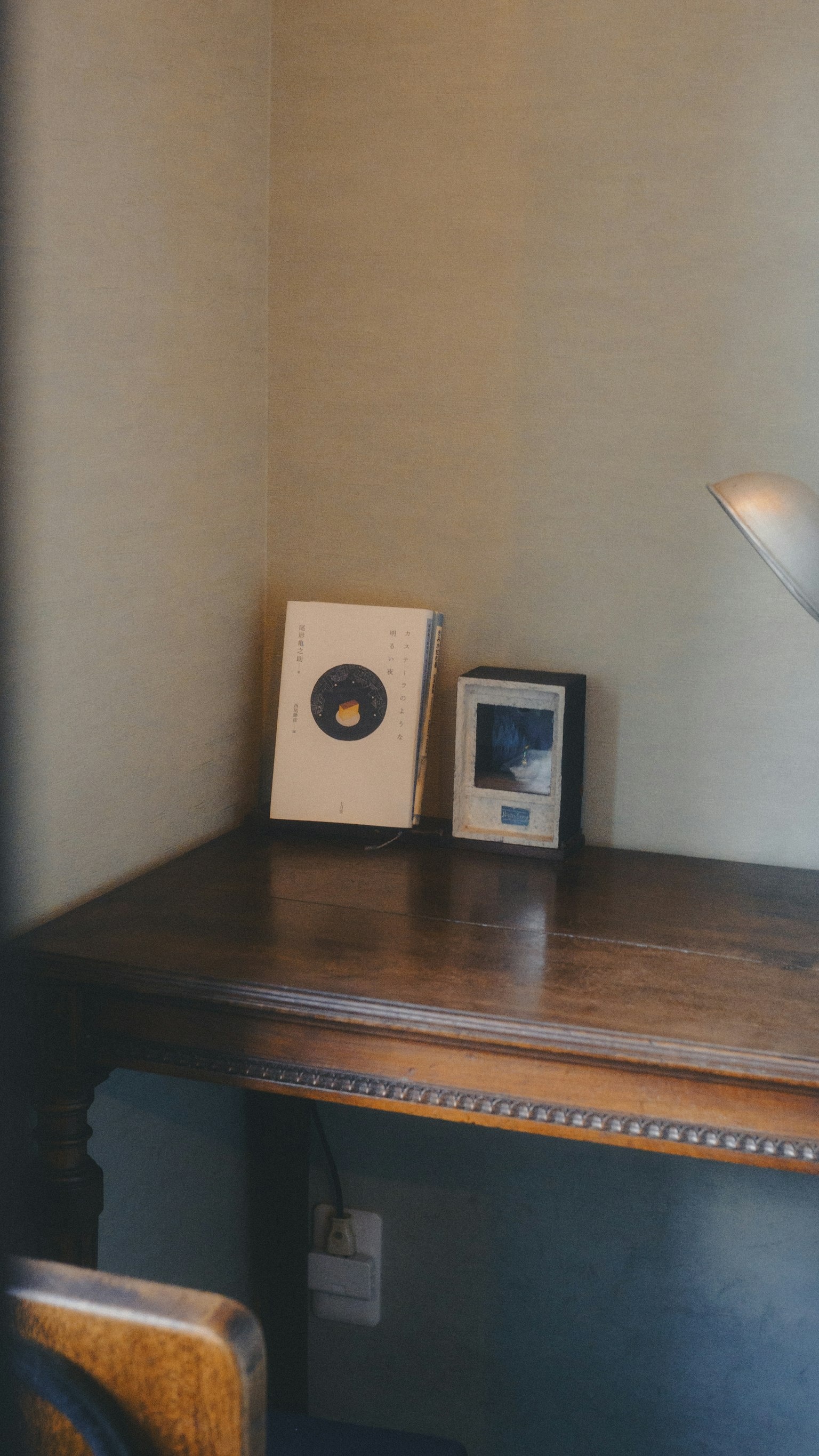 木製の机の隅に置かれたレコードとデジタルフォトフレーム