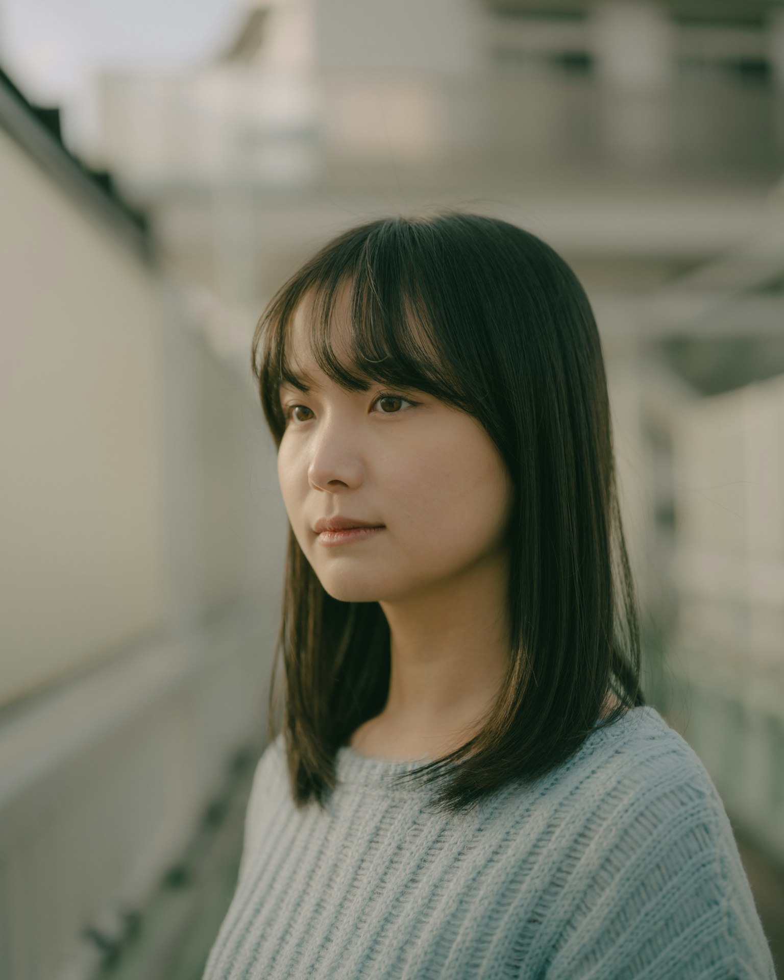 側臉女性肖像柔和表情和自然背景