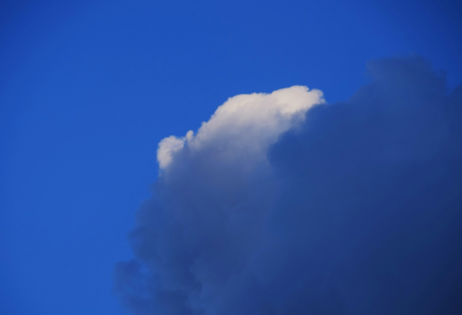 Parte di una nuvola bianca contro un cielo blu