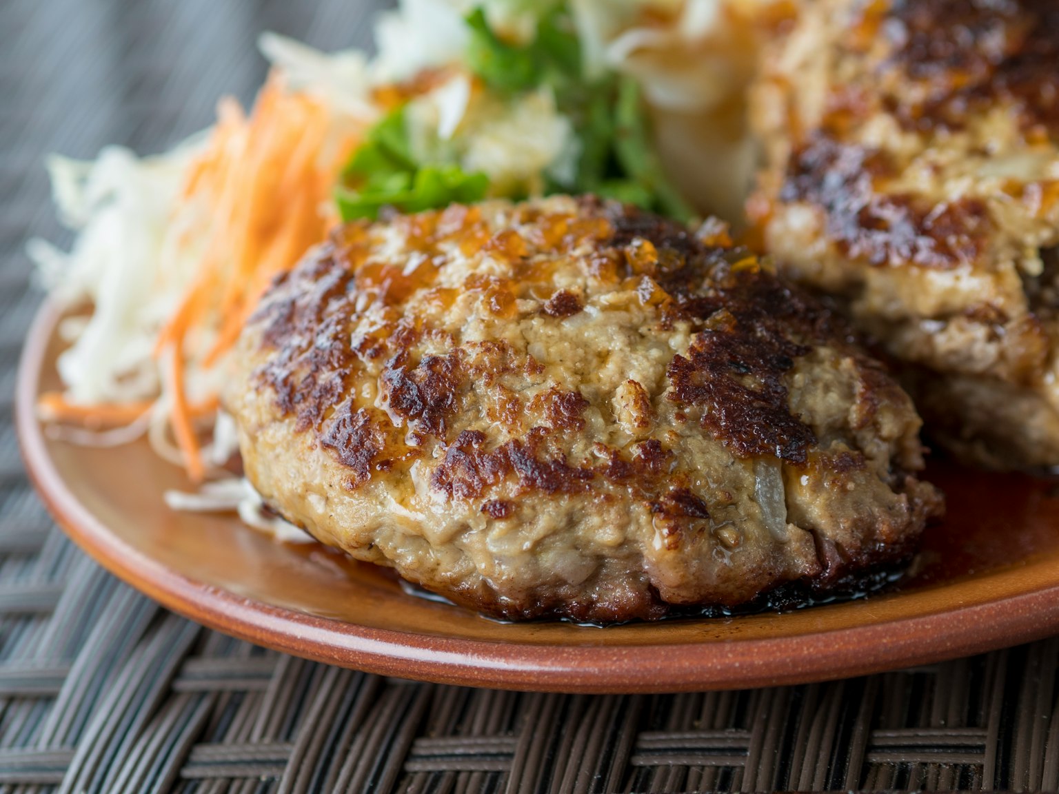 Hamburger alla griglia servito con verdure fresche