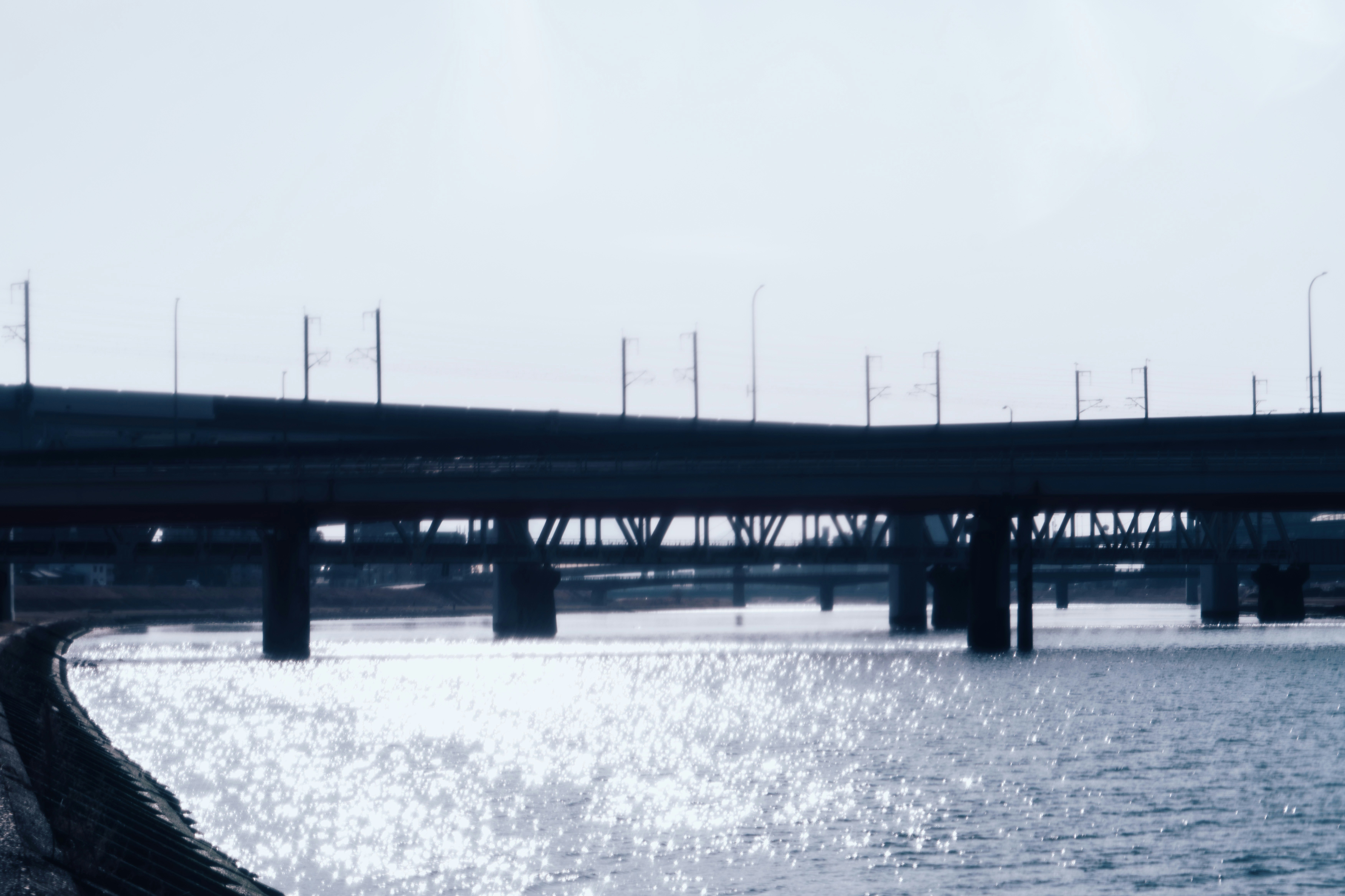 scena fluviale con un ponte sopraelevato