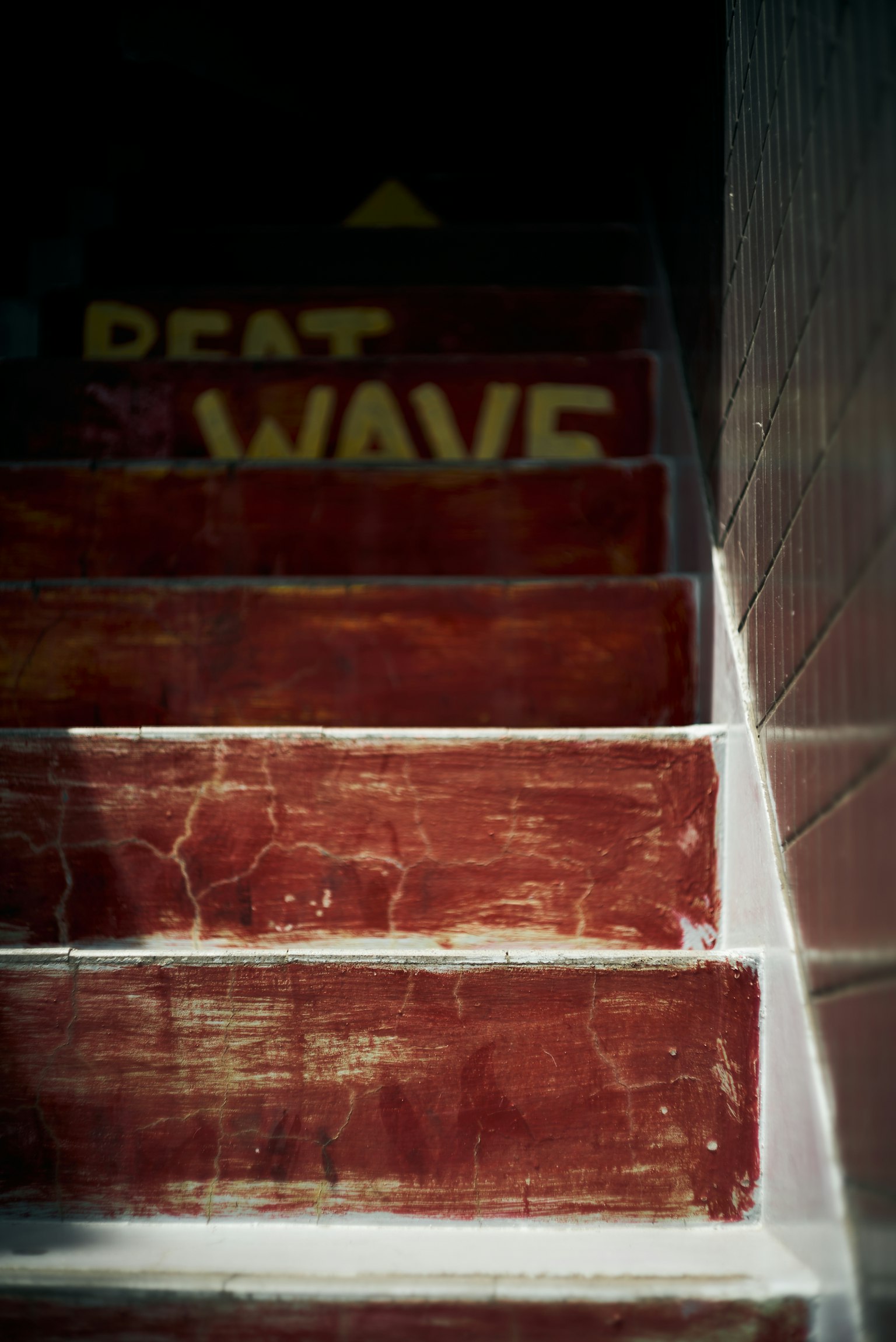 Immagine di scale rossastre con le parole 'BEAT WAVE' visibili in alto