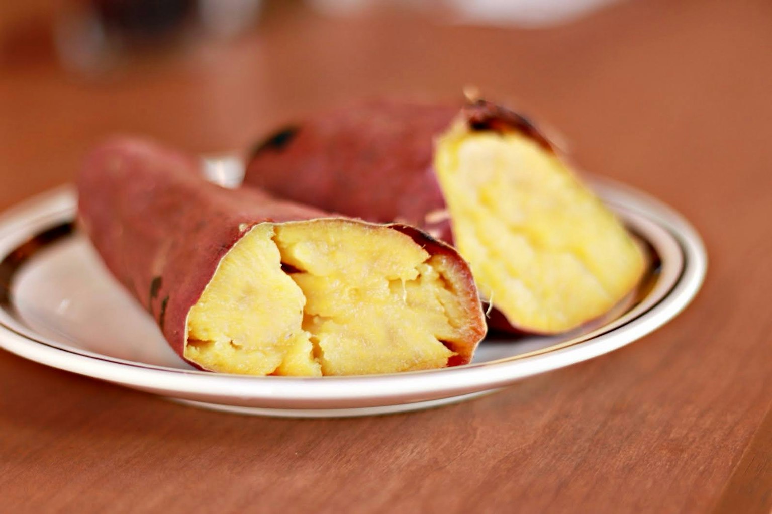 Patate douce cuite sur une assiette