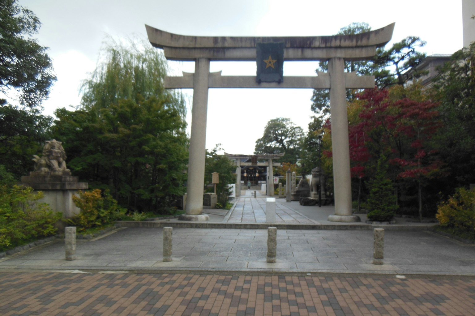 Eingang eines Schreins mit einem Torii und einem schönen Garten