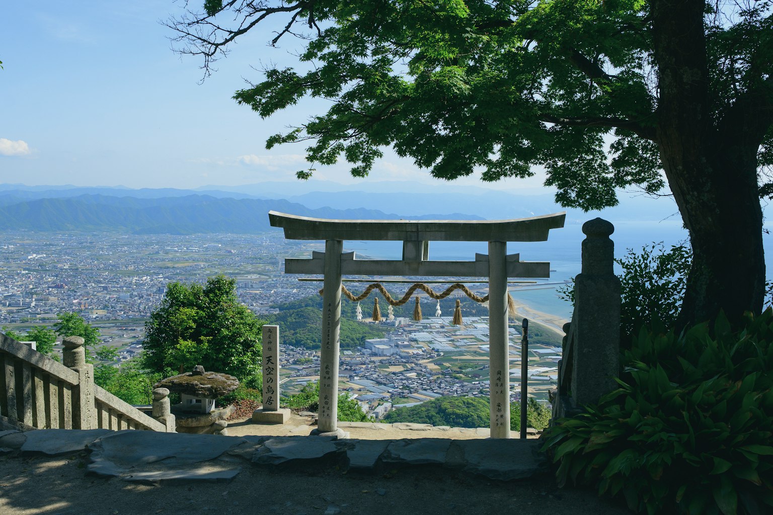 山の上にある鳥居と美しい景色の眺め
