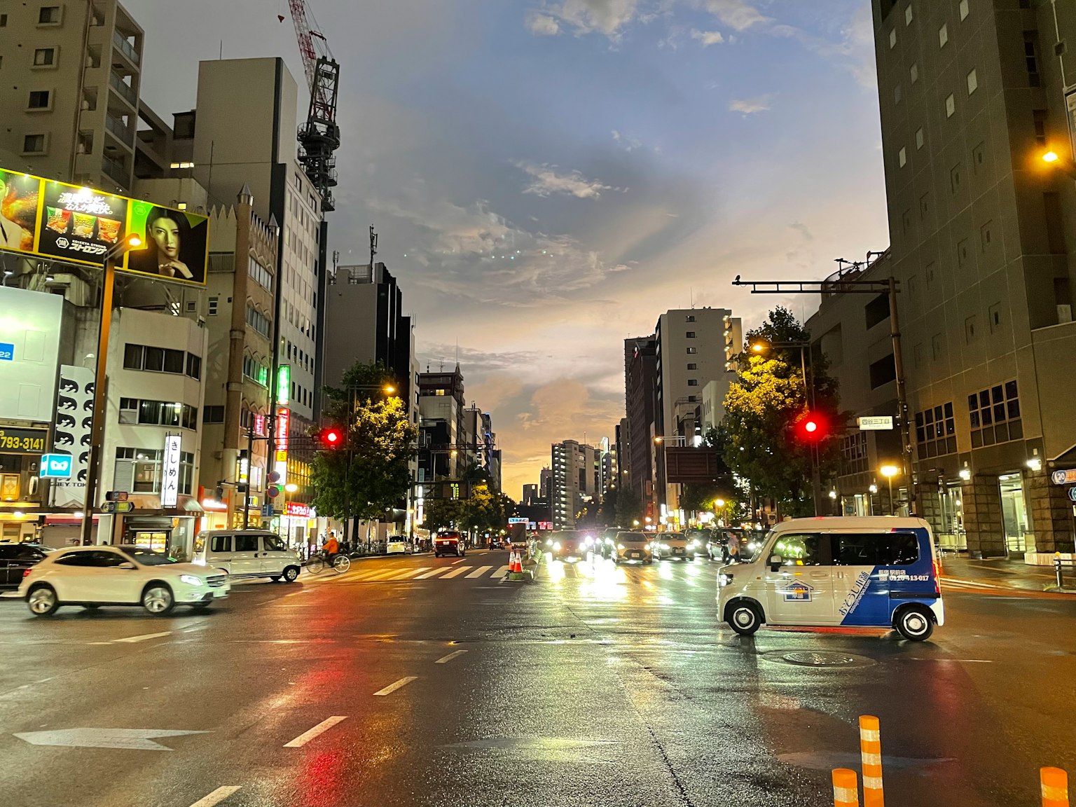 Intersection au crépuscule avec des bâtiments et des feux de circulation