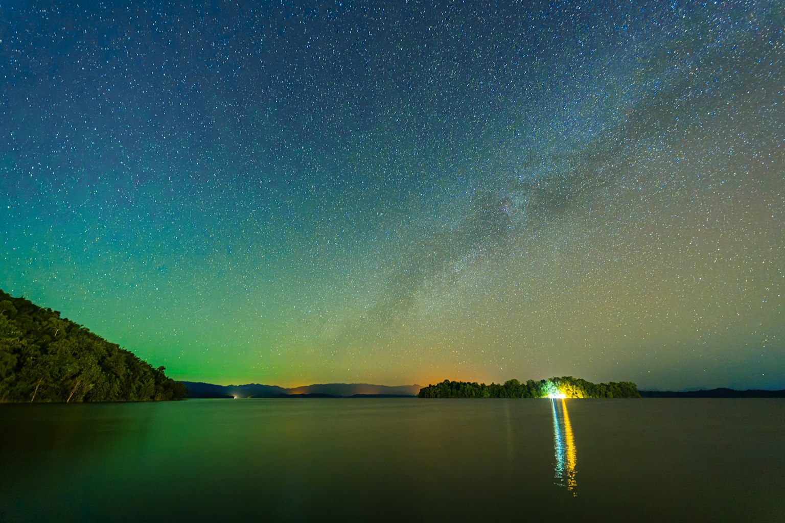 Desain grafis sederhana dengan latar belakang gelap