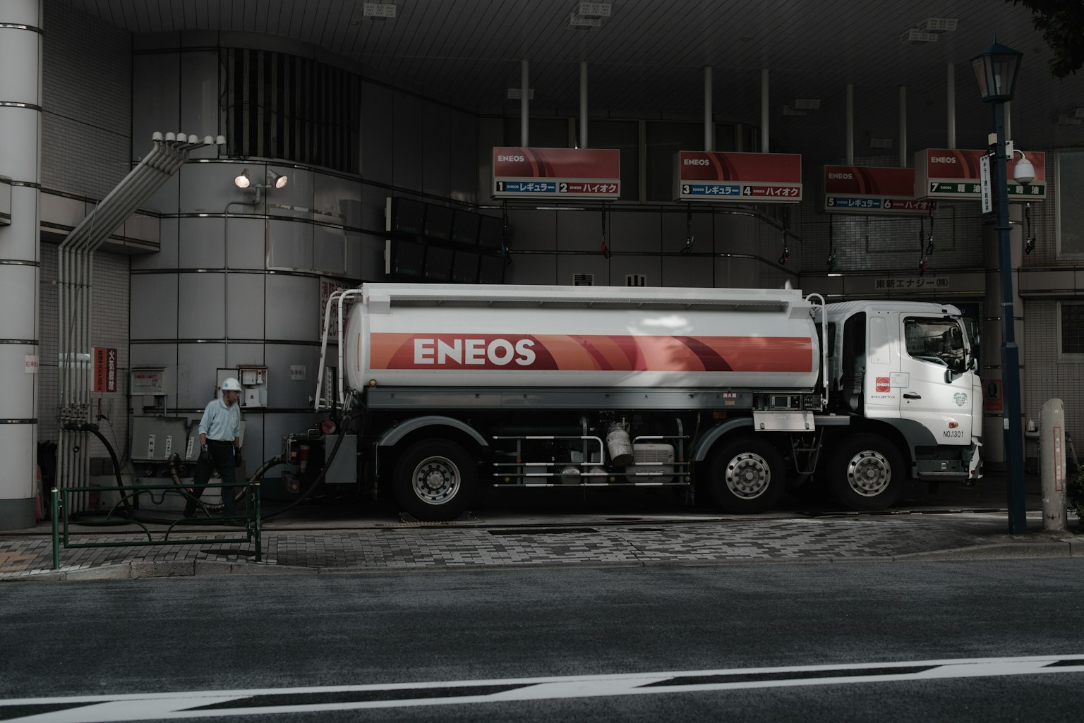 ENEOS-Tankwagen an einer Straßenecke geparkt