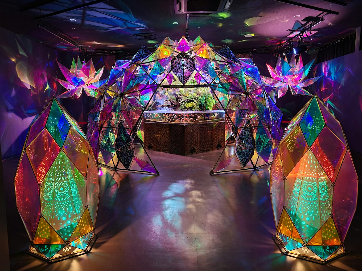 Arche de lampes colorées dans une installation artistique